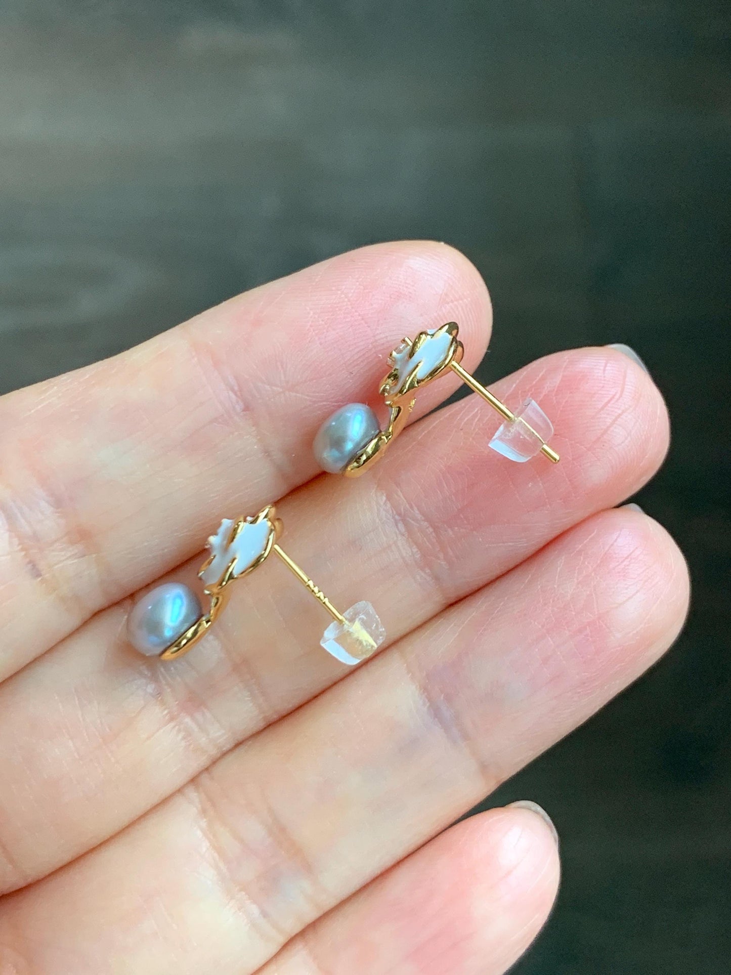 Natural Untreated Freshwater Button Pearl Silver Gray Rose Floral Stud Earrings Sterling Silver Posts 6mm 天然淡水银灰珍珠玫瑰花纯银针包金耳钉 F
