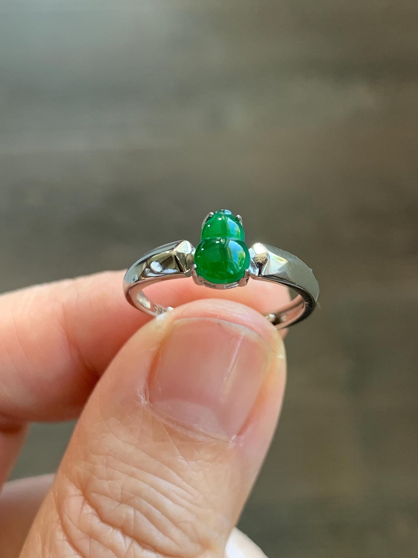Natural Guatemalan Icy Translucent Vibrant Green Jadeite Gourd Hulu Solitaire Ring Sterling Silver Size 7 Adjustable 天然冰危绿翡翠葫芦蛋面银镶戒指 LHL88