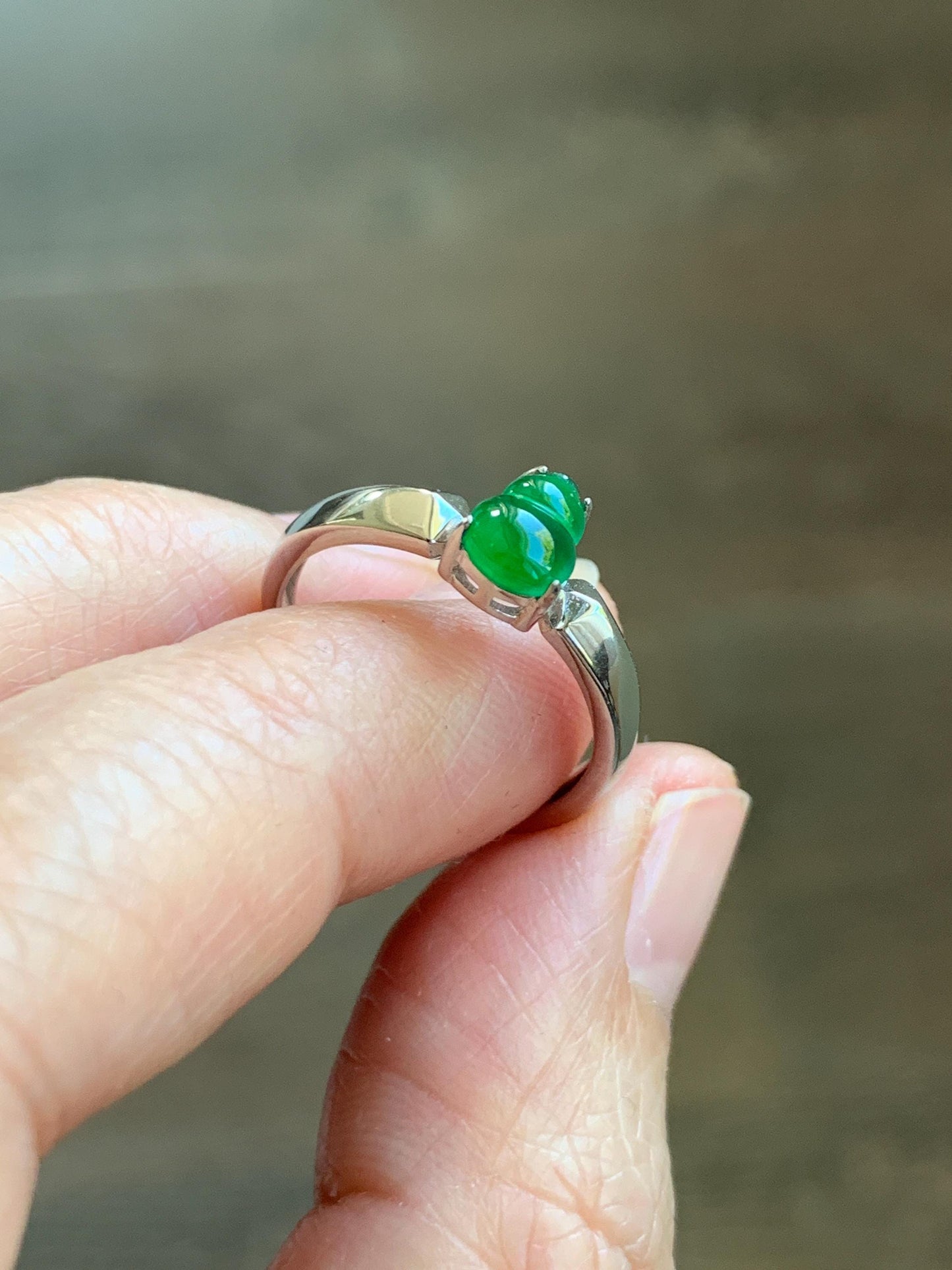 Natural Guatemalan Icy Translucent Vibrant Green Jadeite Gourd Hulu Solitaire Ring Sterling Silver Size 7 Adjustable 天然冰危绿翡翠葫芦蛋面银镶戒指 LHL88