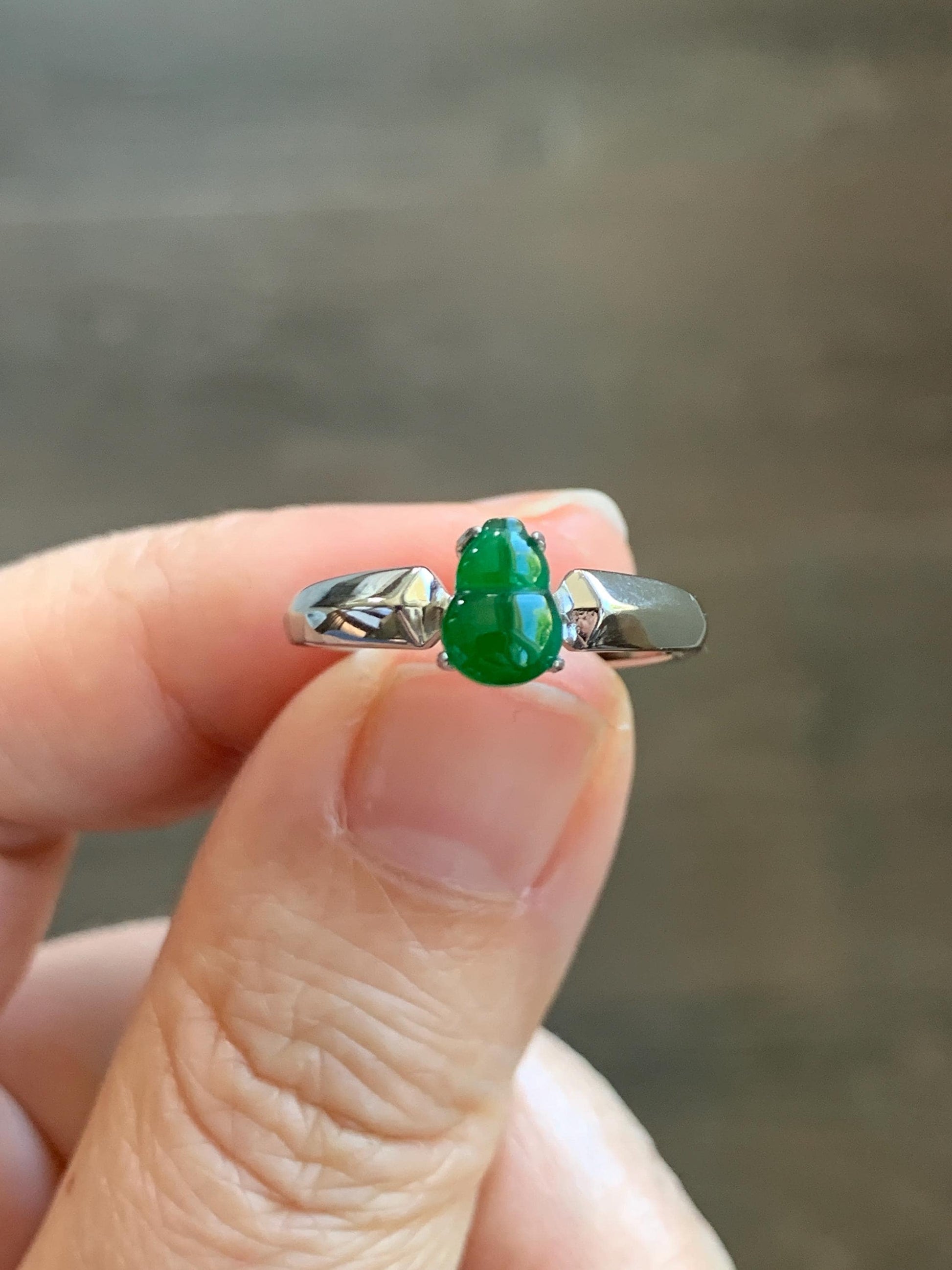 Natural Guatemalan Icy Translucent Vibrant Green Jadeite Gourd Hulu Solitaire Ring Sterling Silver Size 7 Adjustable 天然冰危绿翡翠葫芦蛋面银镶戒指 LHL88