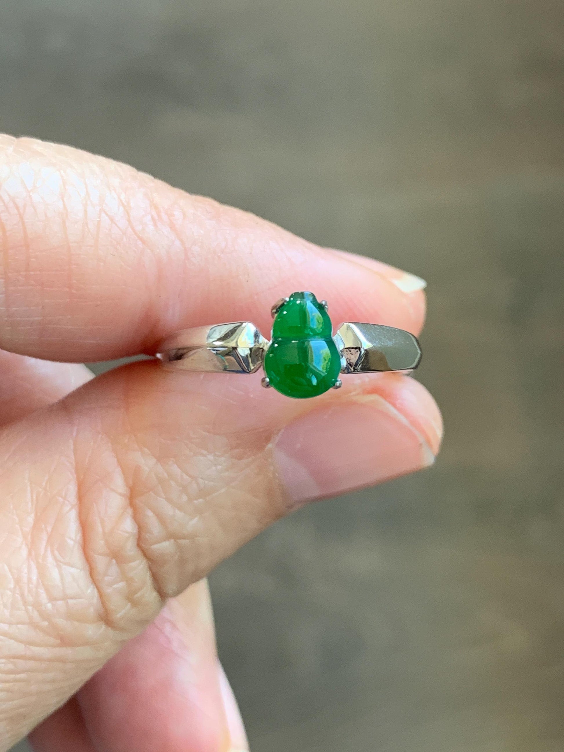 Natural Guatemalan Icy Translucent Vibrant Green Jadeite Gourd Hulu Solitaire Ring Sterling Silver Size 7 Adjustable 天然冰危绿翡翠葫芦蛋面银镶戒指 LHL88