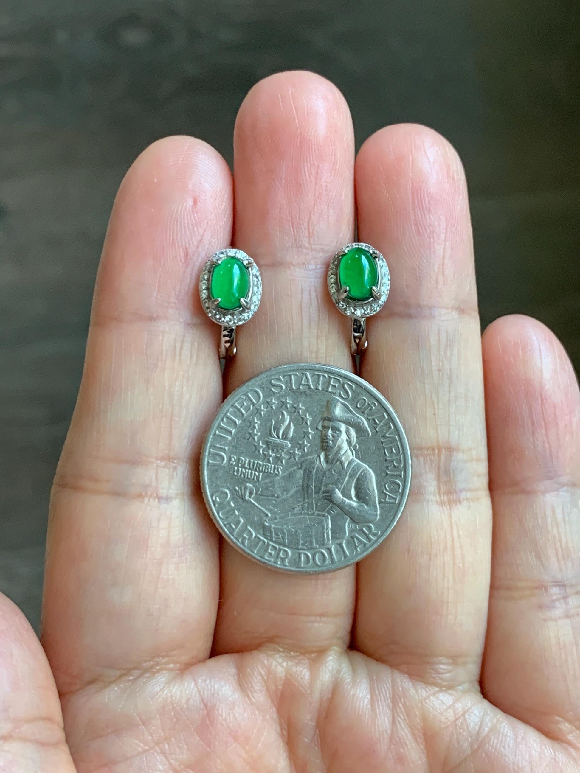 Natural Grade A Guatemalan Icy Translucent Vibrant Green Oval Jade Jadeite Hoop Huggie Earrings Sterling Silver 天然冰危绿翡翠椭圆银镶耳包 TYBB96