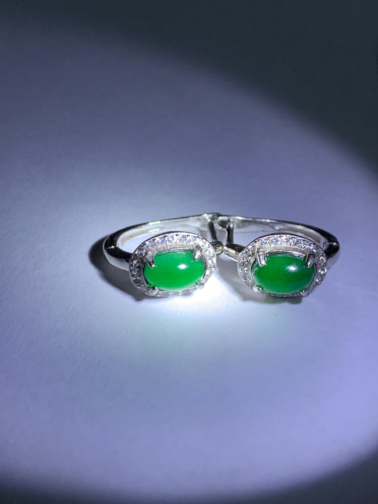 Natural Grade A Guatemalan Icy Translucent Vibrant Green Oval Jade Jadeite Hoop Huggie Earrings Sterling Silver 天然冰危绿翡翠椭圆银镶耳包 TYBB96