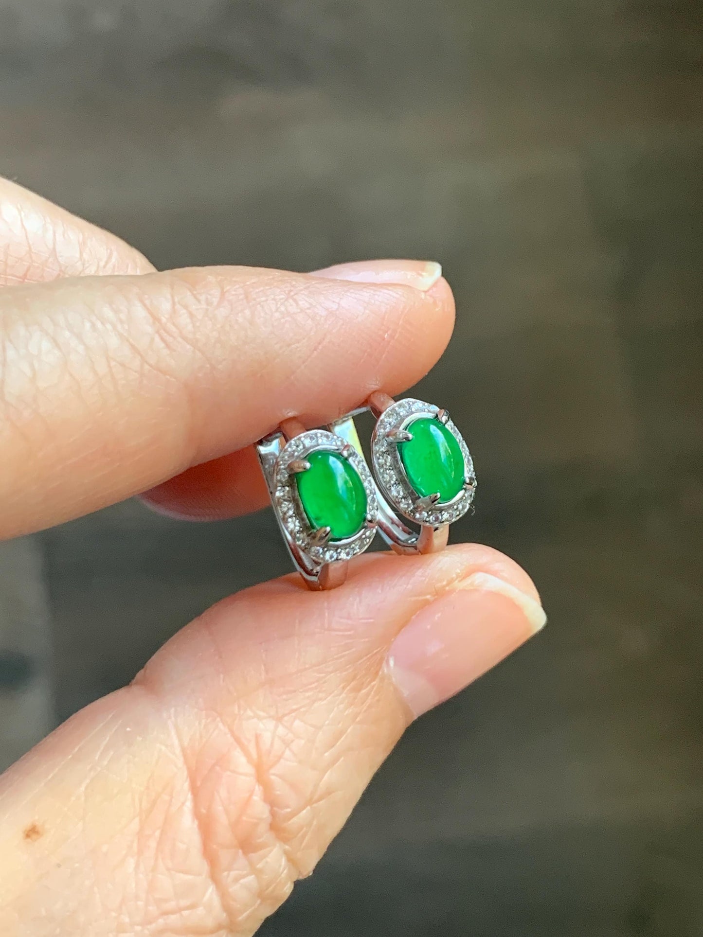 Natural Grade A Guatemalan Icy Translucent Vibrant Green Oval Jade Jadeite Hoop Huggie Earrings Sterling Silver 天然冰危绿翡翠椭圆银镶耳包 TYBB96