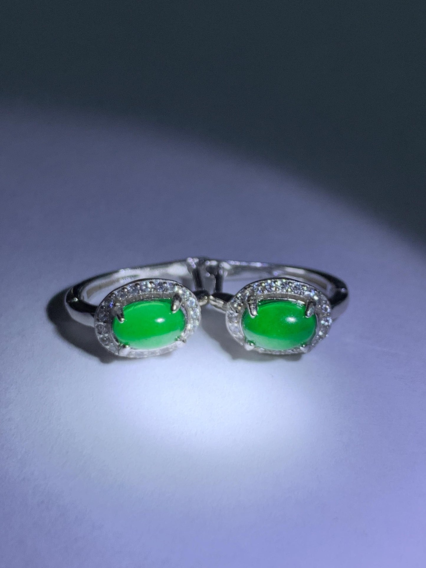 Natural Grade A Guatemalan Icy Translucent Vibrant Green Oval Jade Jadeite Hoop Huggie Earrings Sterling Silver 天然冰危绿翡翠椭圆银镶耳包 TYBB96