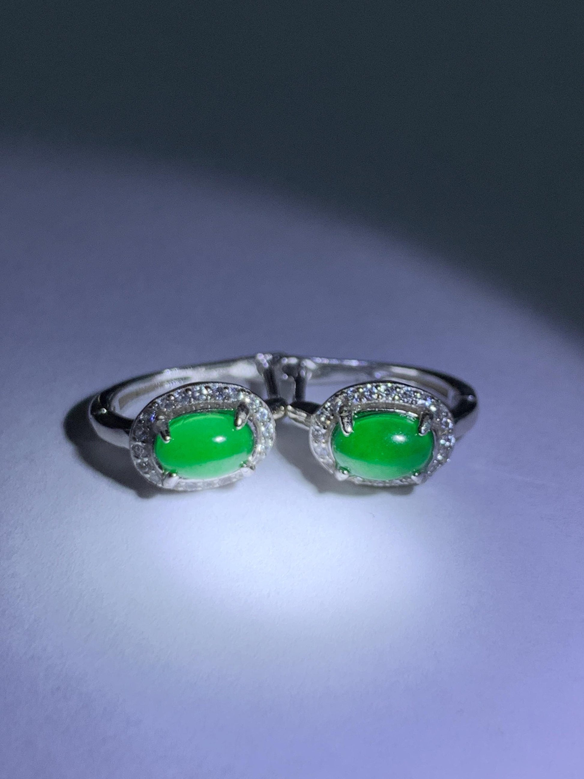 Natural Grade A Guatemalan Icy Translucent Vibrant Green Oval Jade Jadeite Hoop Huggie Earrings Sterling Silver 天然冰危绿翡翠椭圆银镶耳包 TYBB96