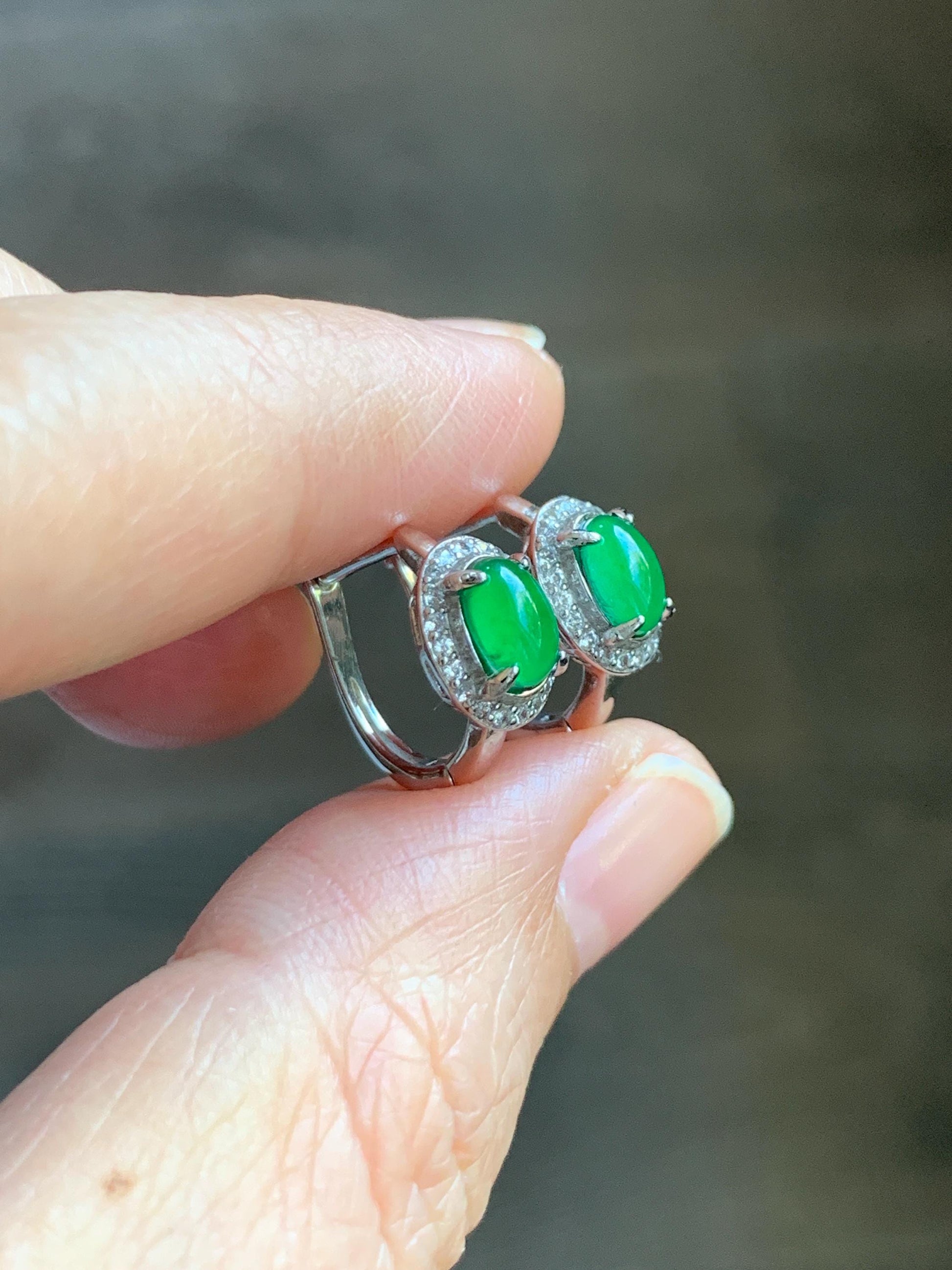 Natural Grade A Guatemalan Icy Translucent Vibrant Green Oval Jade Jadeite Hoop Huggie Earrings Sterling Silver 天然冰危绿翡翠椭圆银镶耳包 TYBB96