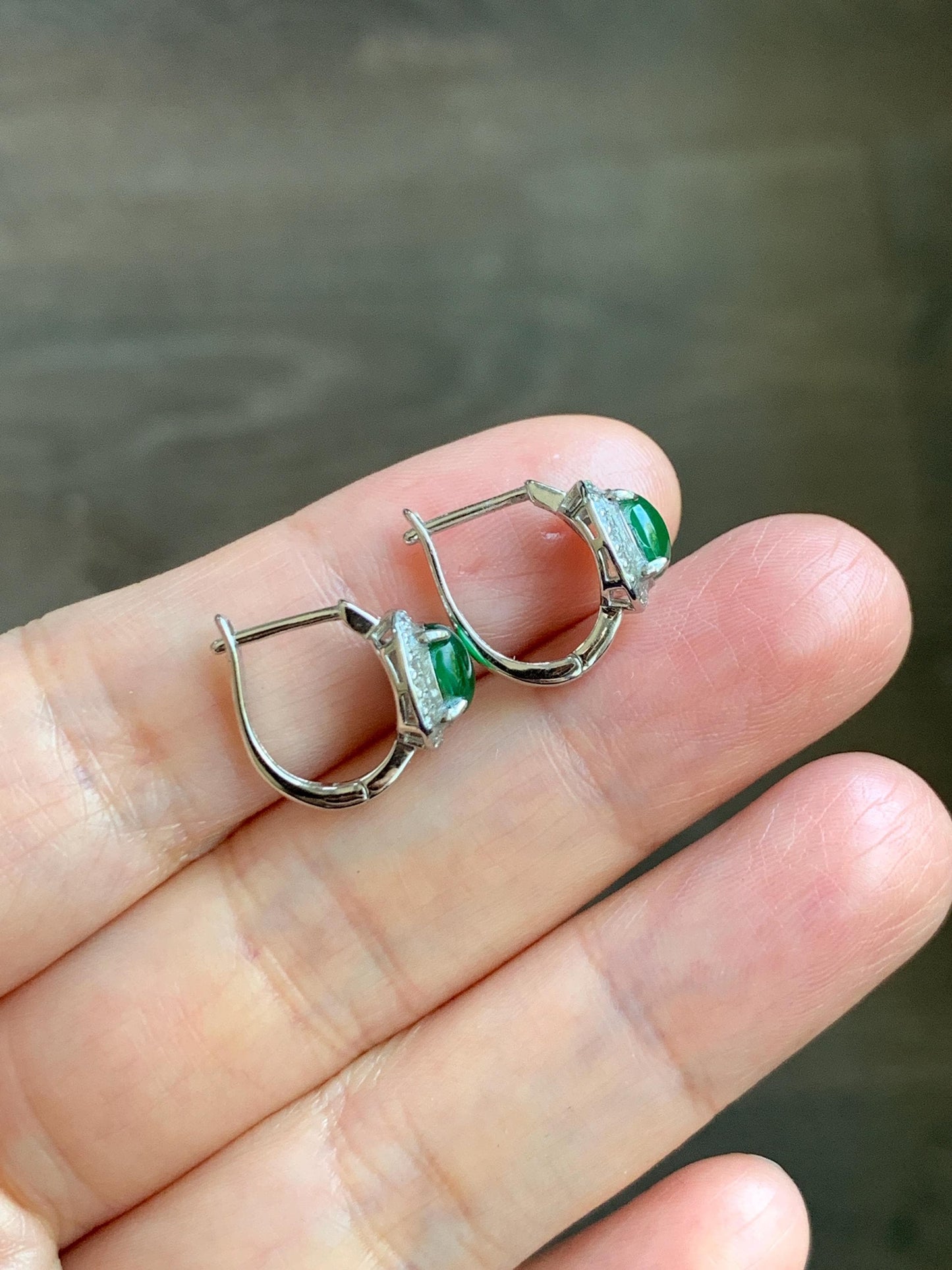 Natural Grade A Guatemalan Icy Translucent Vibrant Green Oval Jade Jadeite Hoop Huggie Earrings Sterling Silver 天然冰危绿翡翠椭圆银镶耳包 TYBB96