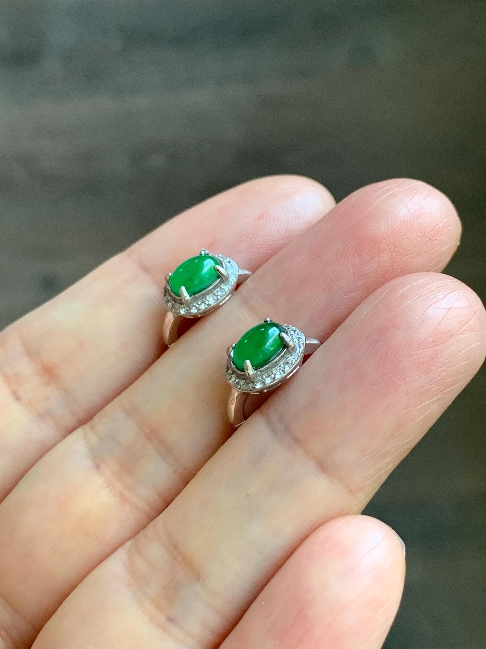 Natural Grade A Guatemalan Icy Translucent Vibrant Green Oval Jade Jadeite Hoop Huggie Earrings Sterling Silver 天然冰危绿翡翠椭圆银镶耳包 TYBB96