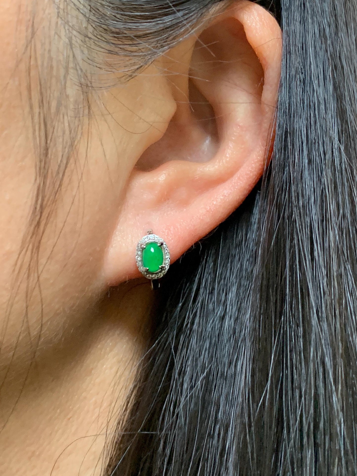 Natural Grade A Guatemalan Icy Translucent Vibrant Green Oval Jade Jadeite Hoop Huggie Earrings Sterling Silver 天然冰危绿翡翠椭圆银镶耳包 TYBB96