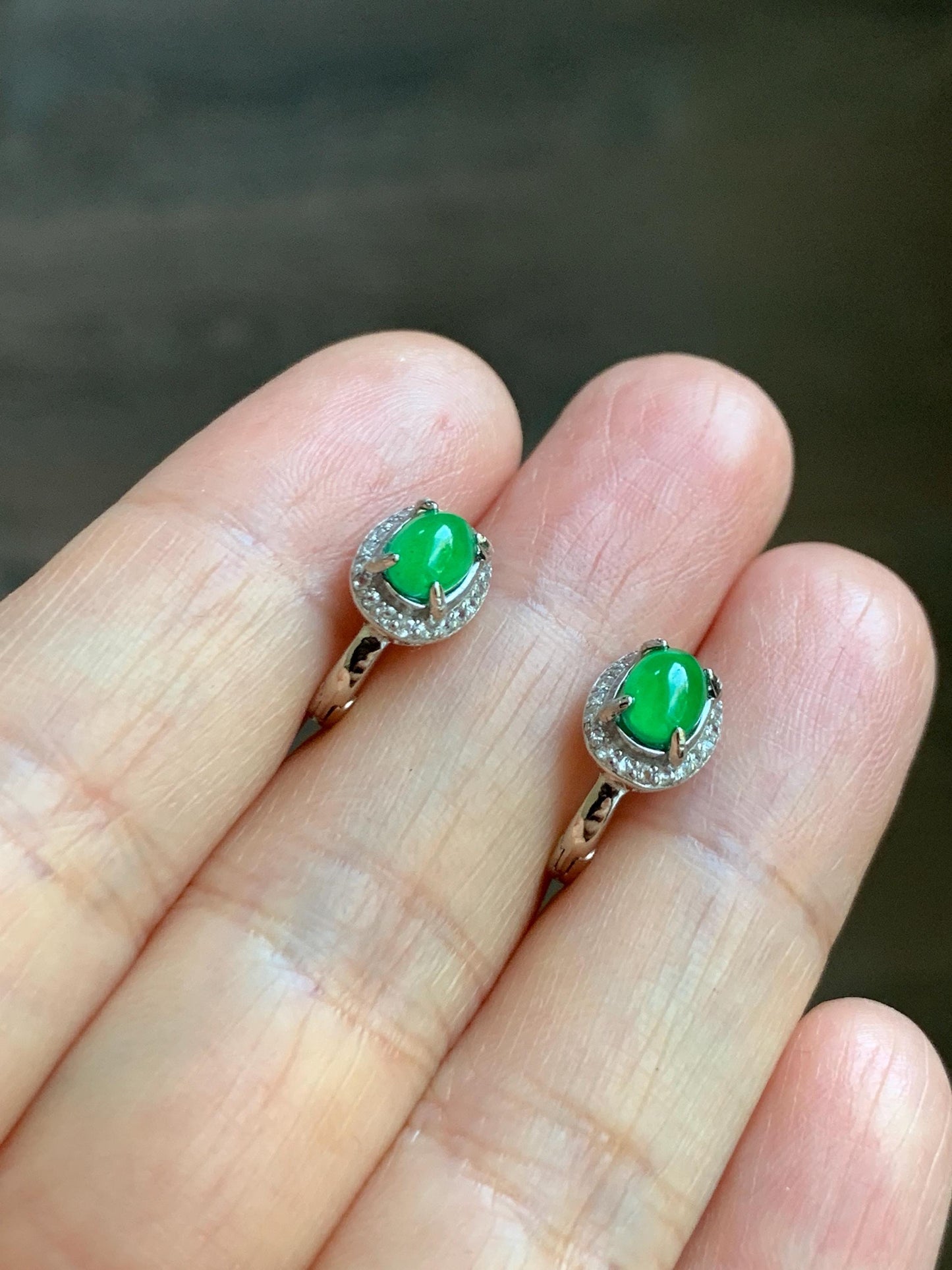 Natural Grade A Guatemalan Icy Translucent Vibrant Green Oval Jade Jadeite Hoop Huggie Earrings Sterling Silver 天然冰危绿翡翠椭圆银镶耳包 TYBB96
