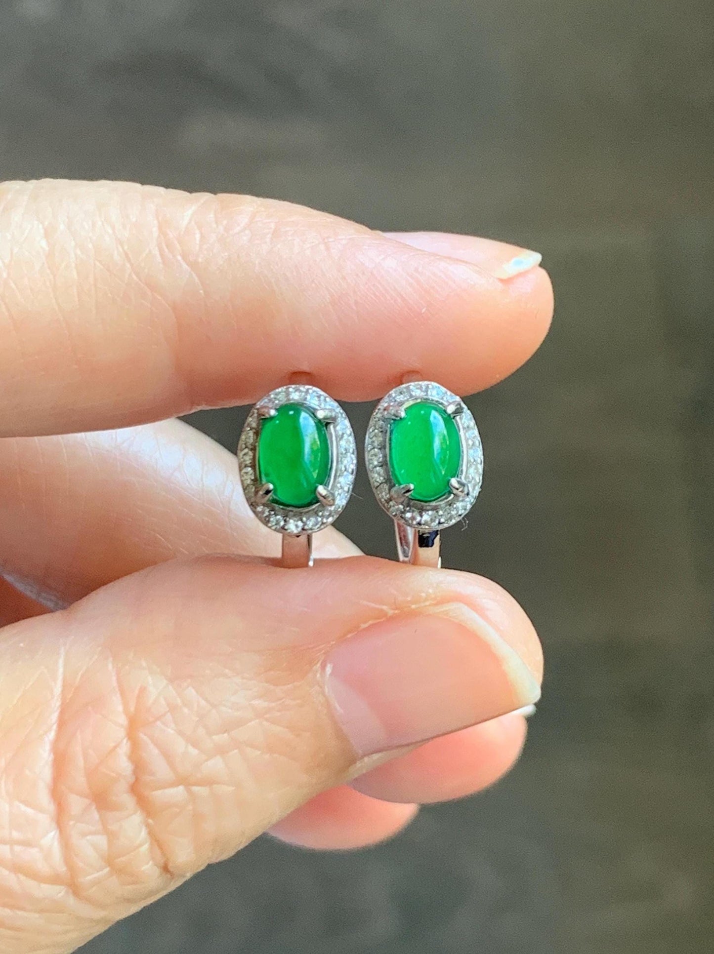 Natural Grade A Guatemalan Icy Translucent Vibrant Green Oval Jade Jadeite Hoop Huggie Earrings Sterling Silver 天然冰危绿翡翠椭圆银镶耳包 TYBB96