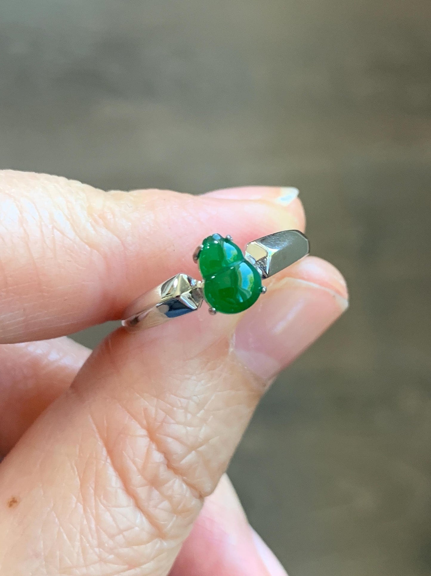 Natural Guatemalan Icy Translucent Vibrant Green Jadeite Gourd Hulu Solitaire Ring Sterling Silver Size 7 Adjustable 天然冰危绿翡翠葫芦蛋面银镶戒指 LHL88