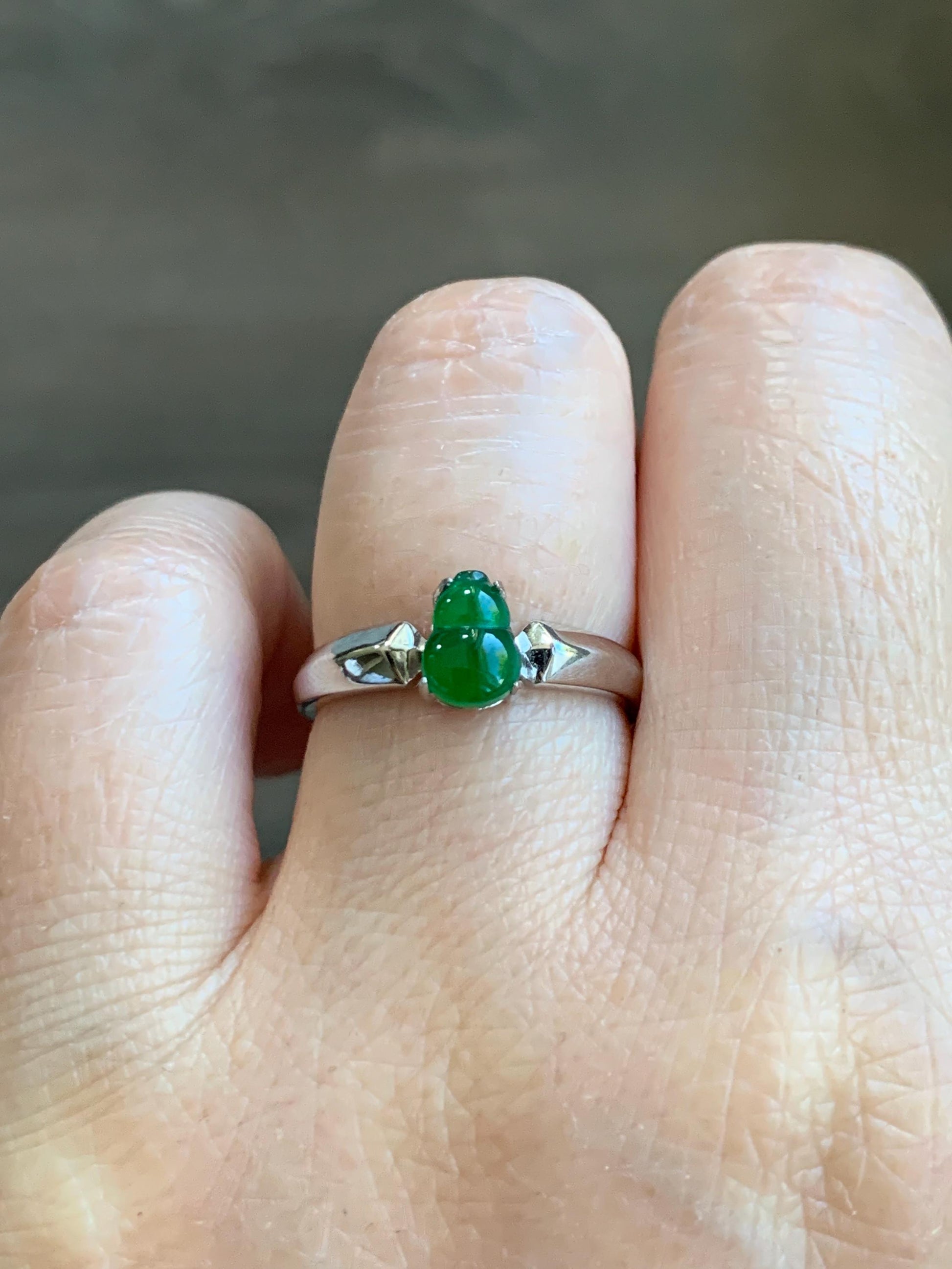 Natural Guatemalan Icy Translucent Vibrant Green Jadeite Gourd Hulu Solitaire Ring Sterling Silver Size 7 Adjustable 天然冰危绿翡翠葫芦蛋面银镶戒指 LHL88