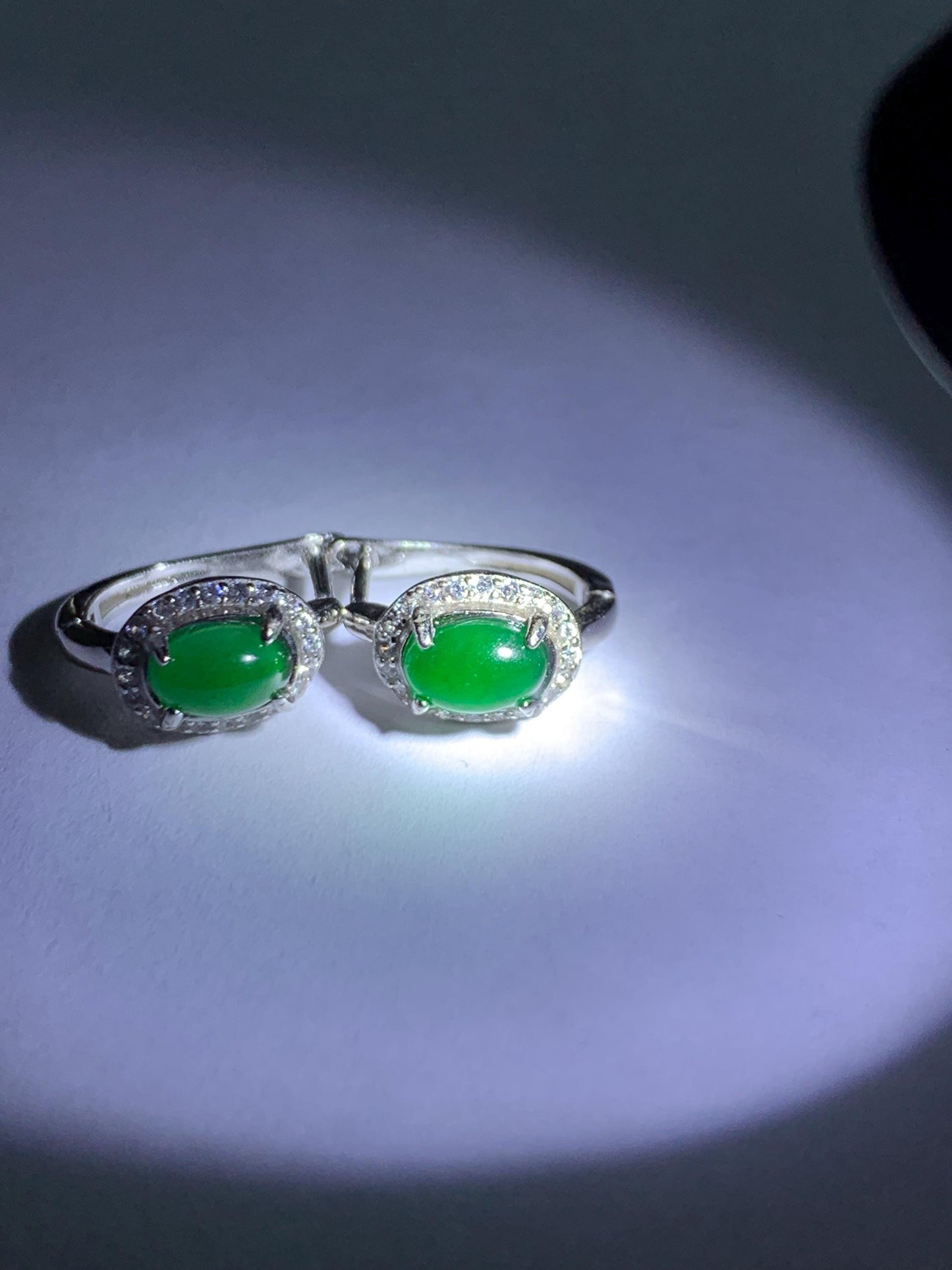 Natural Grade A Guatemalan Icy Translucent Vibrant Green Oval Jade Jadeite Hoop Huggie Earrings Sterling Silver 天然冰危绿翡翠椭圆银镶耳包 TYBB96