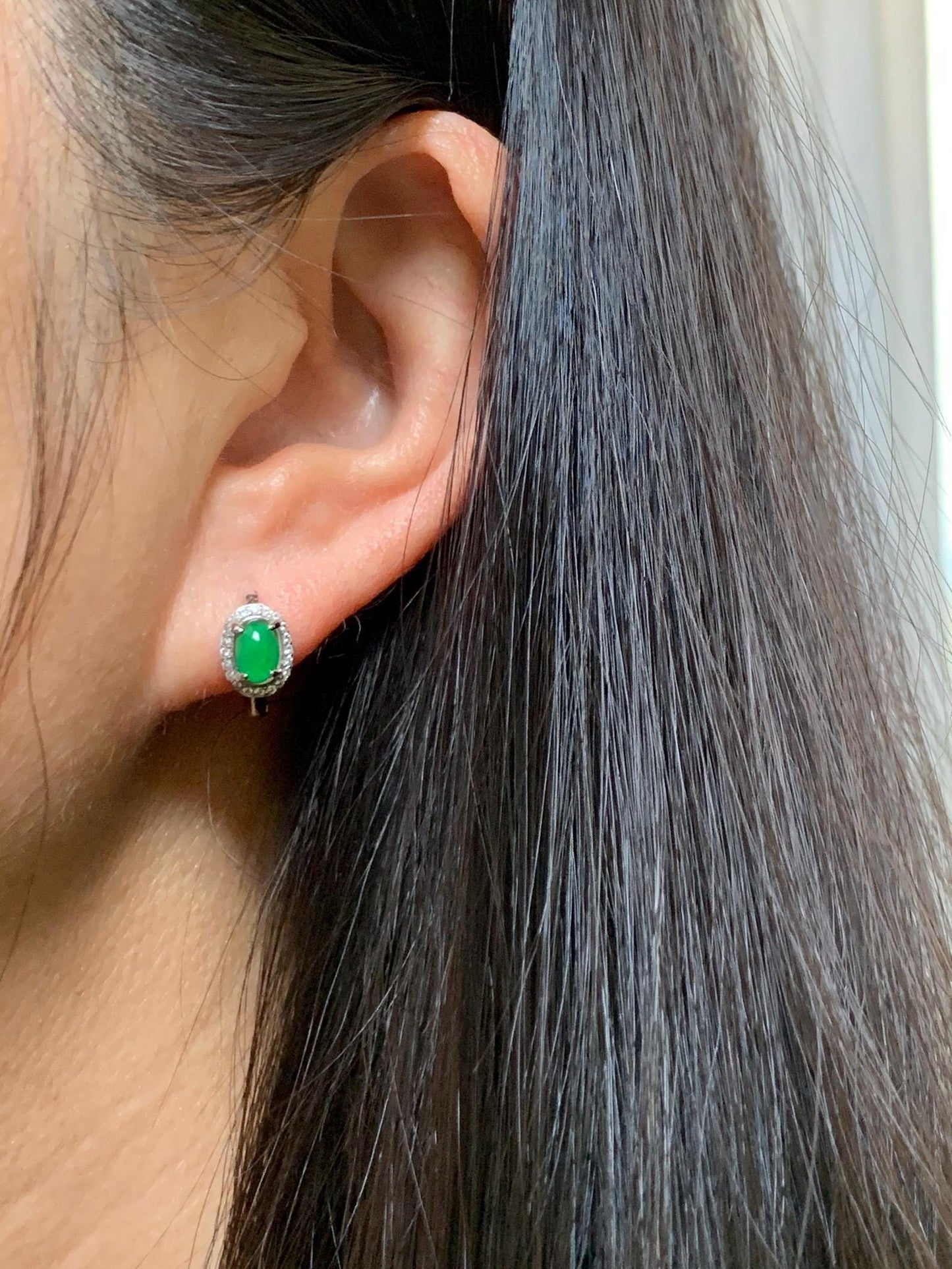 Natural Grade A Guatemalan Icy Translucent Vibrant Green Oval Jade Jadeite Hoop Huggie Earrings Sterling Silver 天然冰危绿翡翠椭圆银镶耳包 TYBB96