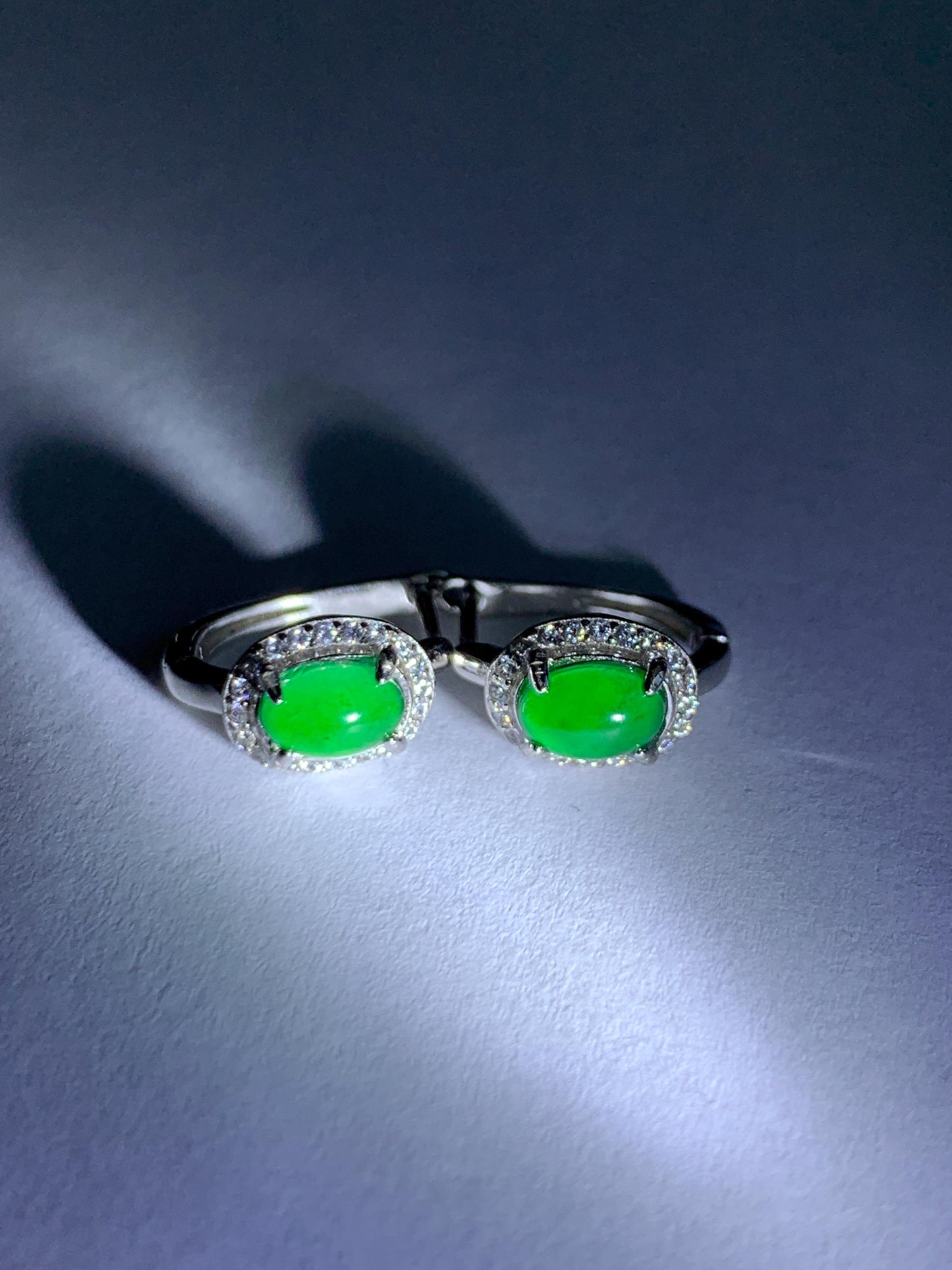 Natural Grade A Guatemalan Icy Translucent Vibrant Green Oval Jade Jadeite Hoop Huggie Earrings Sterling Silver 天然冰危绿翡翠椭圆银镶耳包 TYBB96