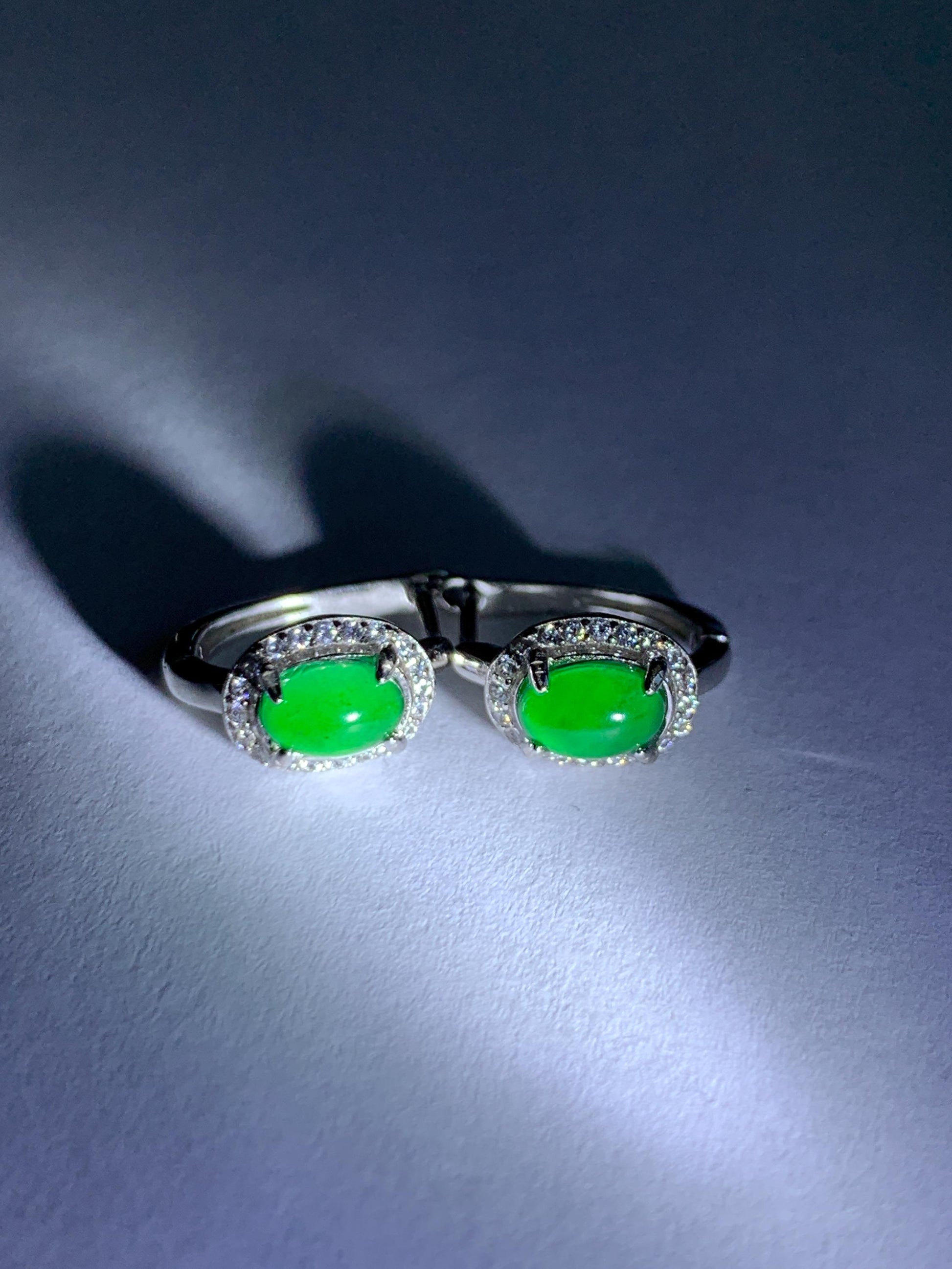 Natural Grade A Guatemalan Icy Translucent Vibrant Green Oval Jade Jadeite Hoop Huggie Earrings Sterling Silver 天然冰危绿翡翠椭圆银镶耳包 TYBB96