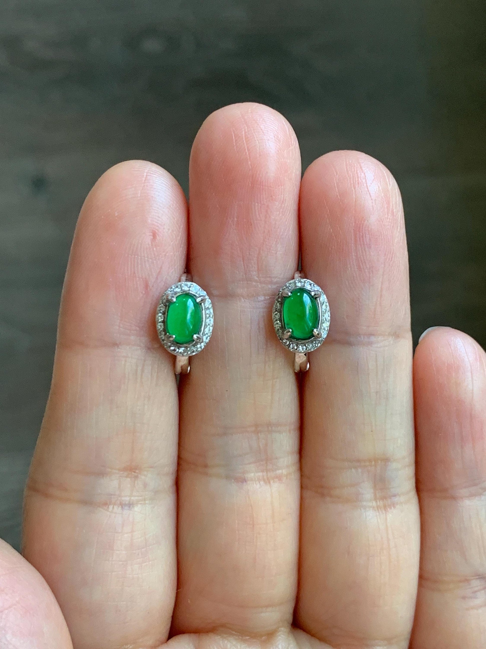 Natural Grade A Guatemalan Icy Translucent Vibrant Green Oval Jade Jadeite Hoop Huggie Earrings Sterling Silver 天然冰危绿翡翠椭圆银镶耳包 TYBB96