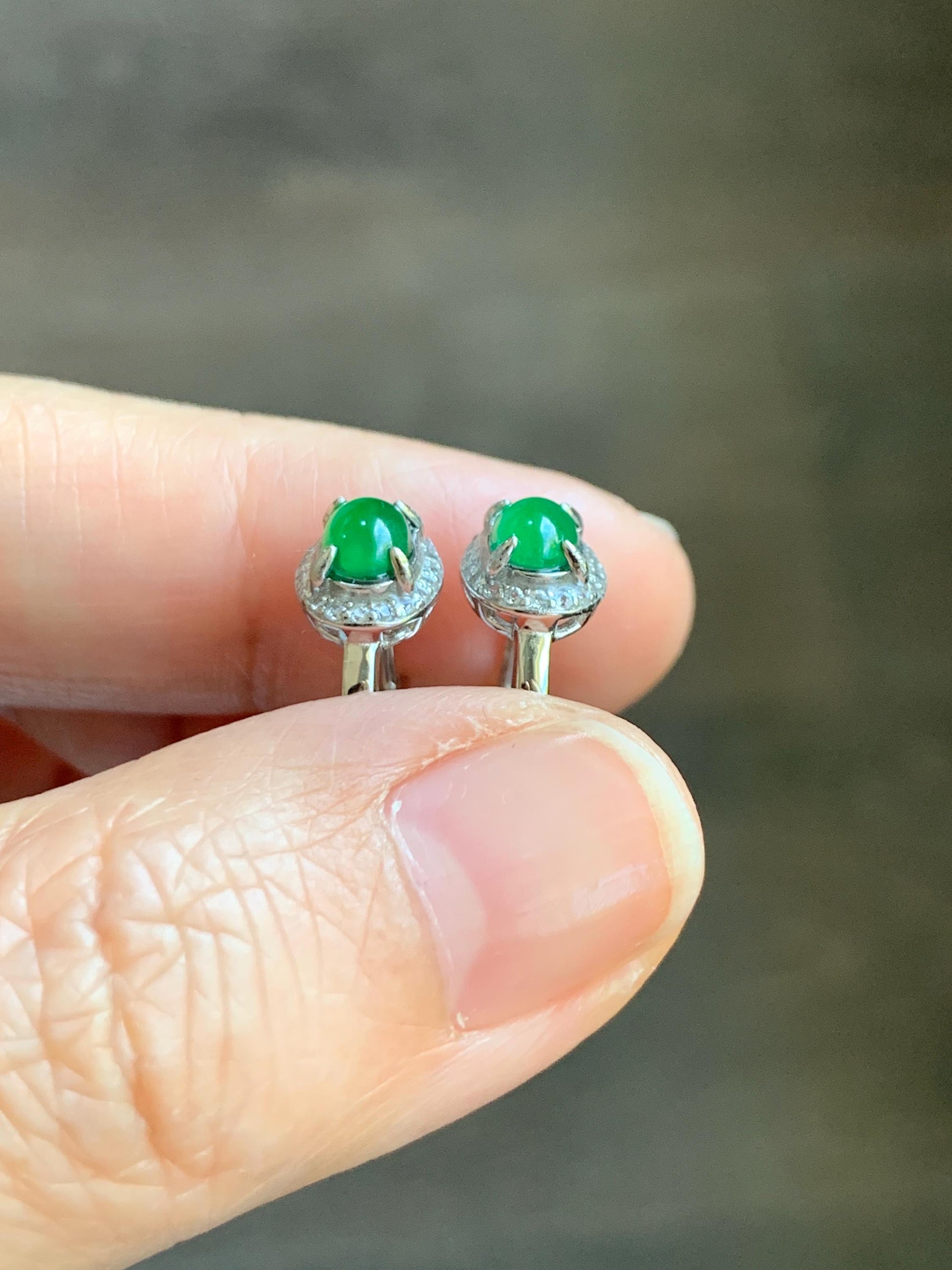 Natural Grade A Guatemalan Icy Translucent Vibrant Green Oval Jade Jadeite Hoop Huggie Earrings Sterling Silver 天然冰危绿翡翠椭圆银镶耳包 TYBB96
