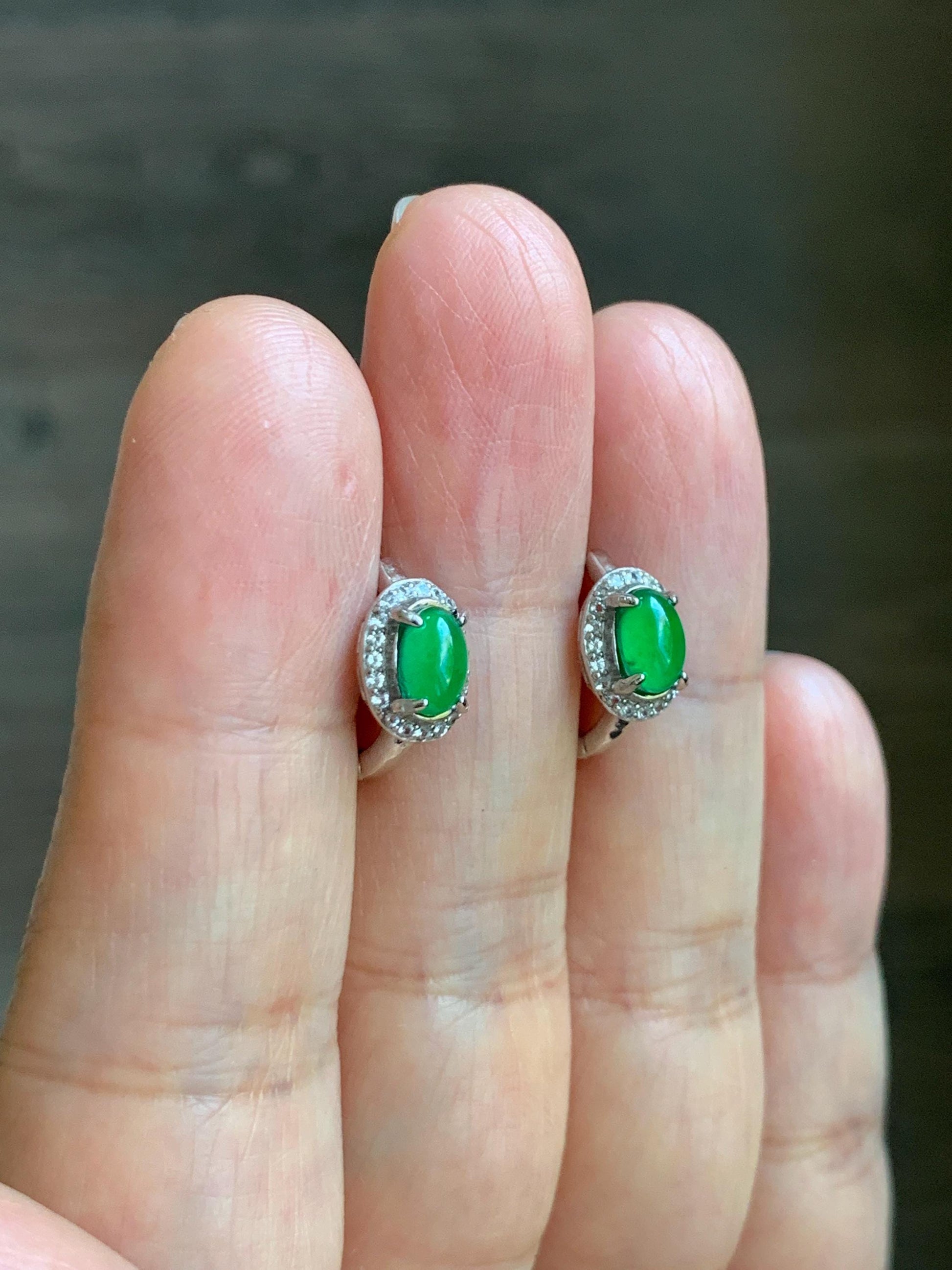 Natural Grade A Guatemalan Icy Translucent Vibrant Green Oval Jade Jadeite Hoop Huggie Earrings Sterling Silver 天然冰危绿翡翠椭圆银镶耳包 TYBB96