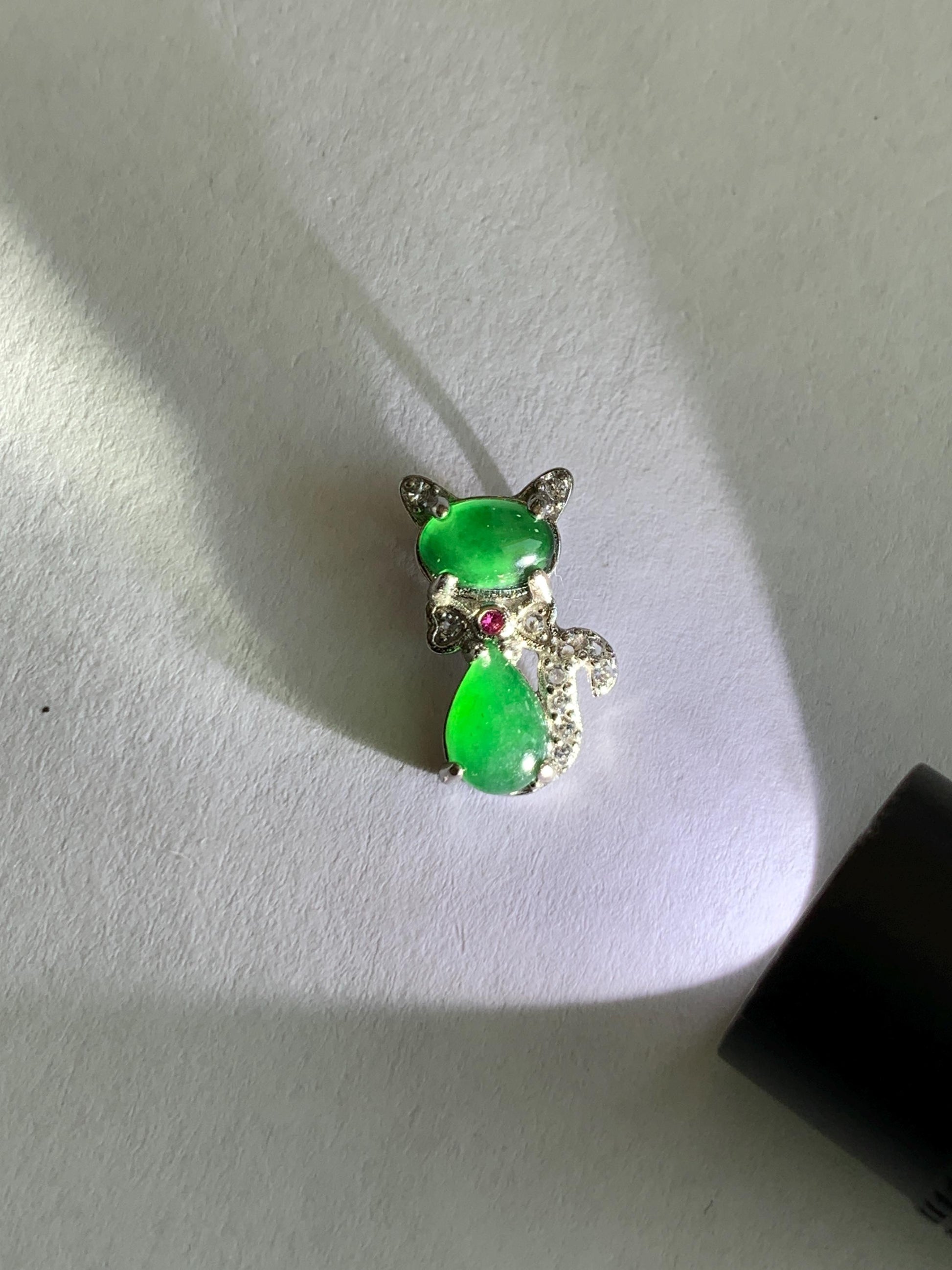 PETITE Natural Grade A Guatemalan Icy Translucent Vibrant Green Jade Jadeite Cat Pendant Sterling Silver 天然冰危绿翡翠小猫咪吊坠 WLM88