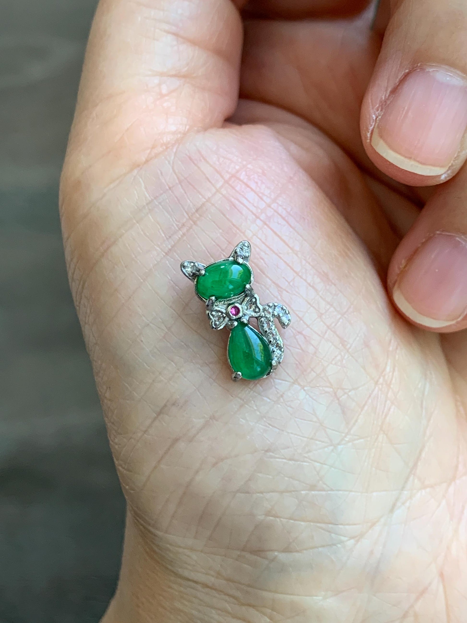 PETITE Natural Grade A Guatemalan Icy Translucent Vibrant Green Jade Jadeite Cat Pendant Sterling Silver 天然冰危绿翡翠小猫咪吊坠 WLM88
