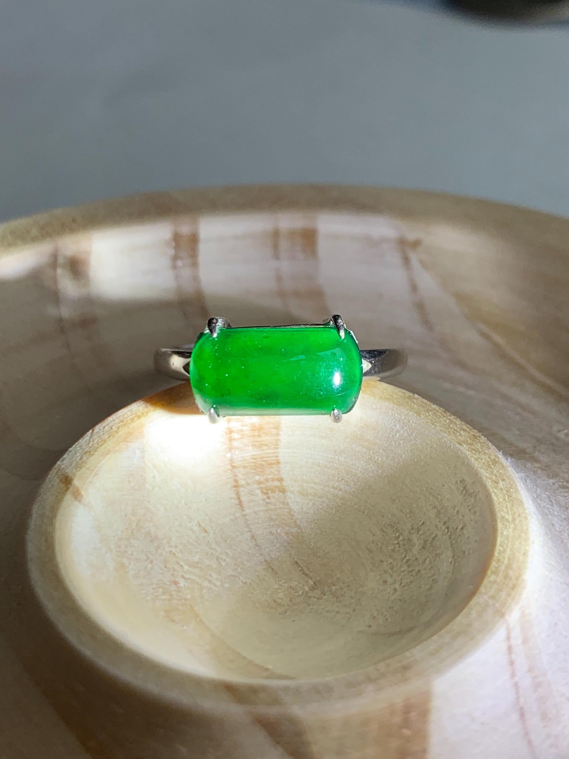 Natural Grade A Guatemalan Icy Translucent Vibrant Green Jadeite Saddle Ring Sterling Silver Size Adjustable 天然冰危绿翡翠马鞍银镶戒指 WMA135A