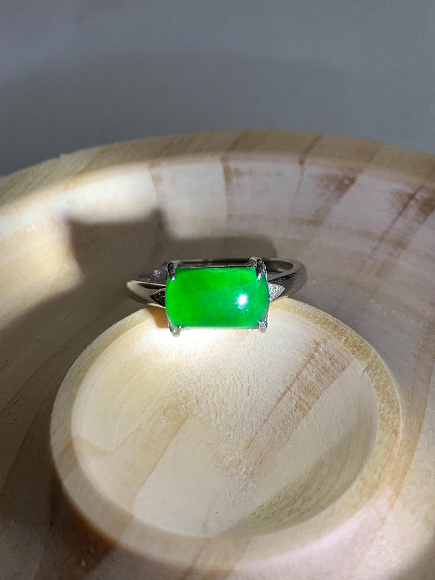 Natural Grade A Guatemalan Icy Translucent Vibrant Green Jadeite Saddle Ring Sterling Silver Size Adjustable 天然冰危绿翡翠马鞍银镶戒指 WMA135B