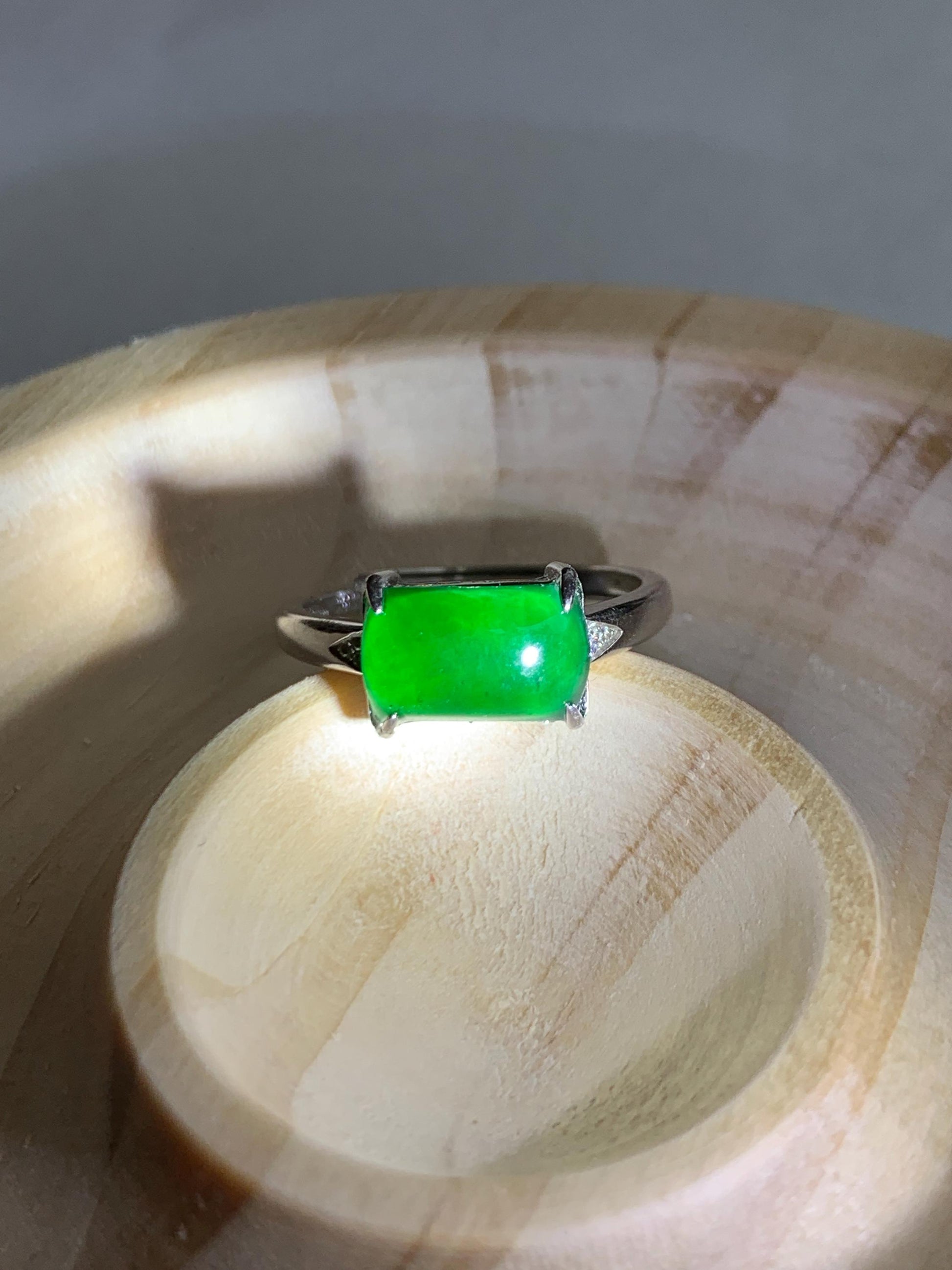 Natural Grade A Guatemalan Icy Translucent Vibrant Green Jadeite Saddle Ring Sterling Silver Size Adjustable 天然冰危绿翡翠马鞍银镶戒指 WMA135B