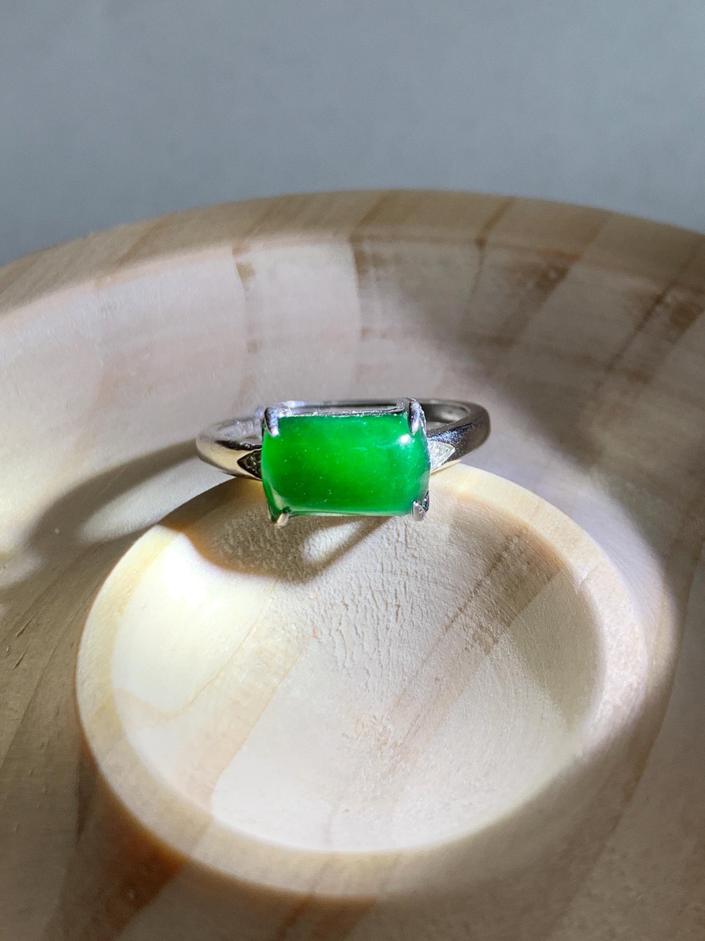 Natural Grade A Guatemalan Icy Translucent Vibrant Green Jadeite Saddle Ring Sterling Silver Size Adjustable 天然冰危绿翡翠马鞍银镶戒指 WMA135B