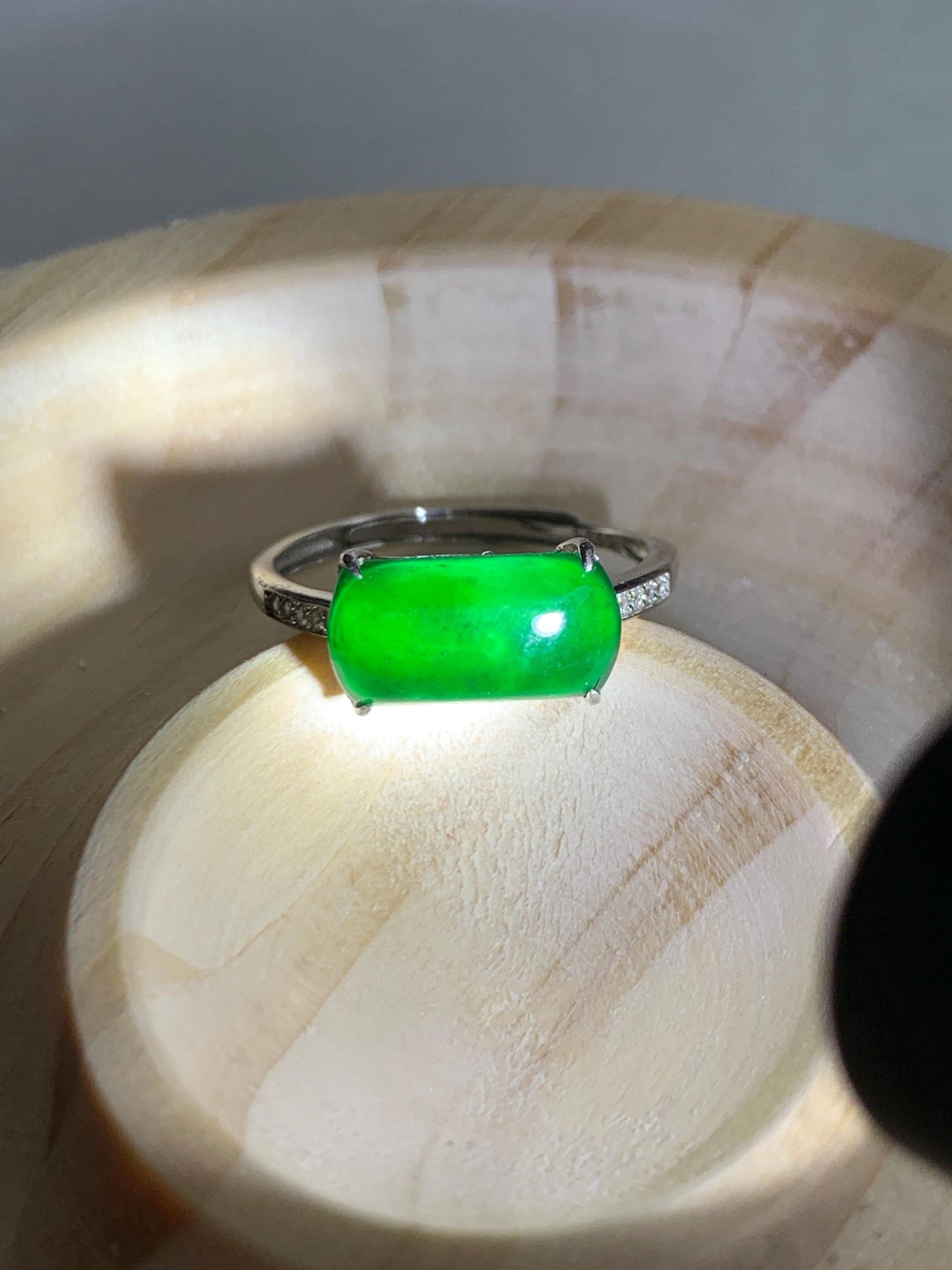 Natural Grade A Guatemalan Icy Translucent Vibrant Green Jadeite Saddle Ring Sterling Silver Size Adjustable 天然冰危绿翡翠马鞍银镶戒指 WMA135C