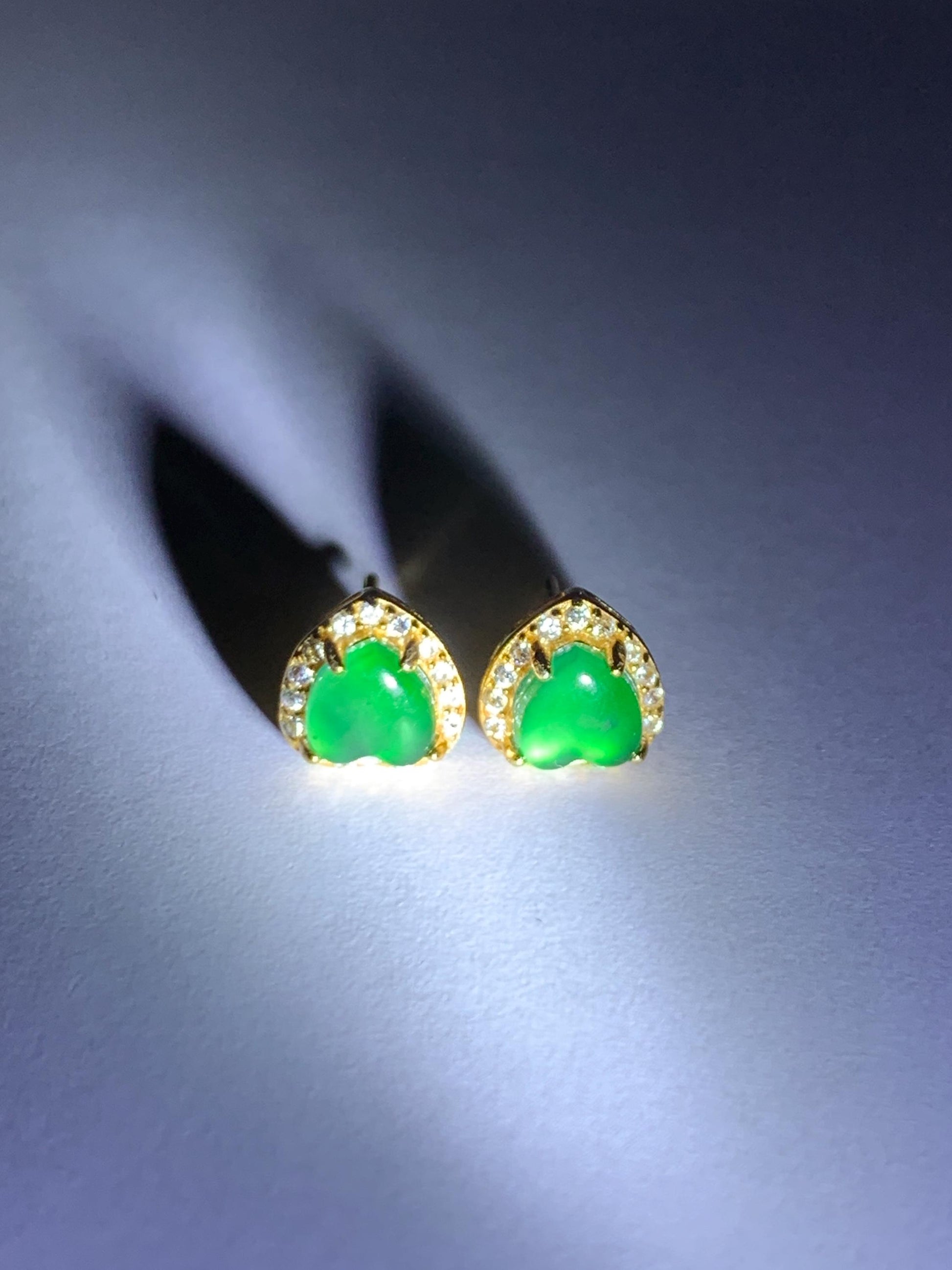 Natural Grade A Guatemalan Icy Translucent Vibrant Green Jade Jadeite Heart Halo Stud Earrings Sterling Silver 天然冰危绿翡翠爱心银耳钉 AXD66