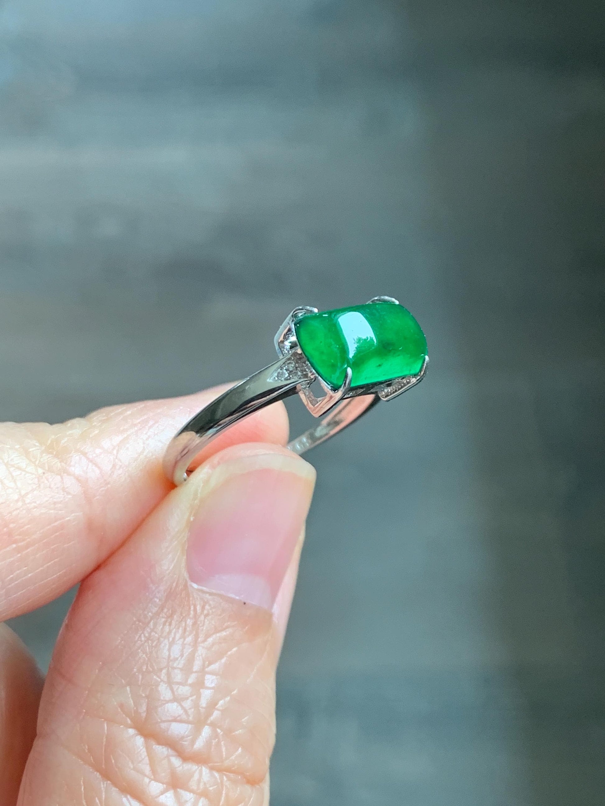 Natural Grade A Guatemalan Icy Translucent Vibrant Green Jadeite Saddle Ring Sterling Silver Size Adjustable 天然冰危绿翡翠马鞍银镶戒指 WMA135A