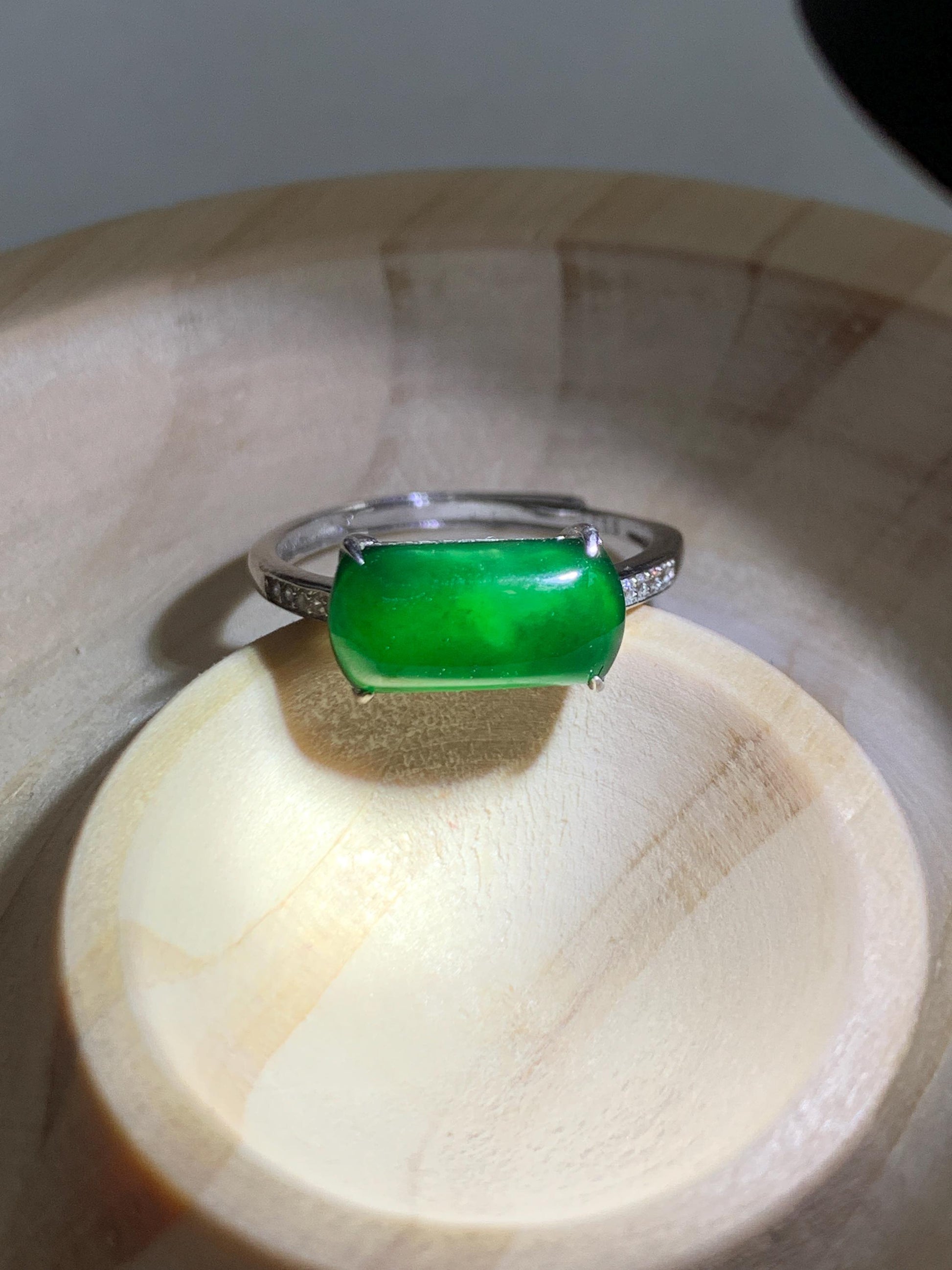 Natural Grade A Guatemalan Icy Translucent Vibrant Green Jadeite Saddle Ring Sterling Silver Size Adjustable 天然冰危绿翡翠马鞍银镶戒指 WMA135C