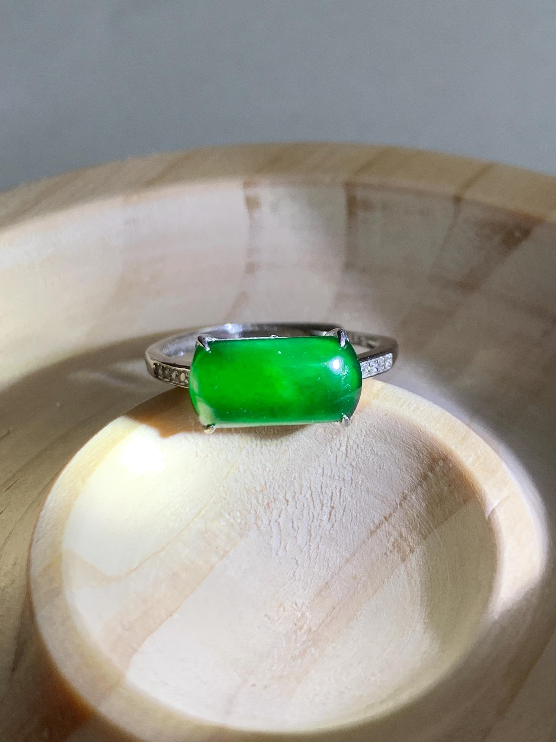 Natural Grade A Guatemalan Icy Translucent Vibrant Green Jadeite Saddle Ring Sterling Silver Size Adjustable 天然冰危绿翡翠马鞍银镶戒指 WMA135C