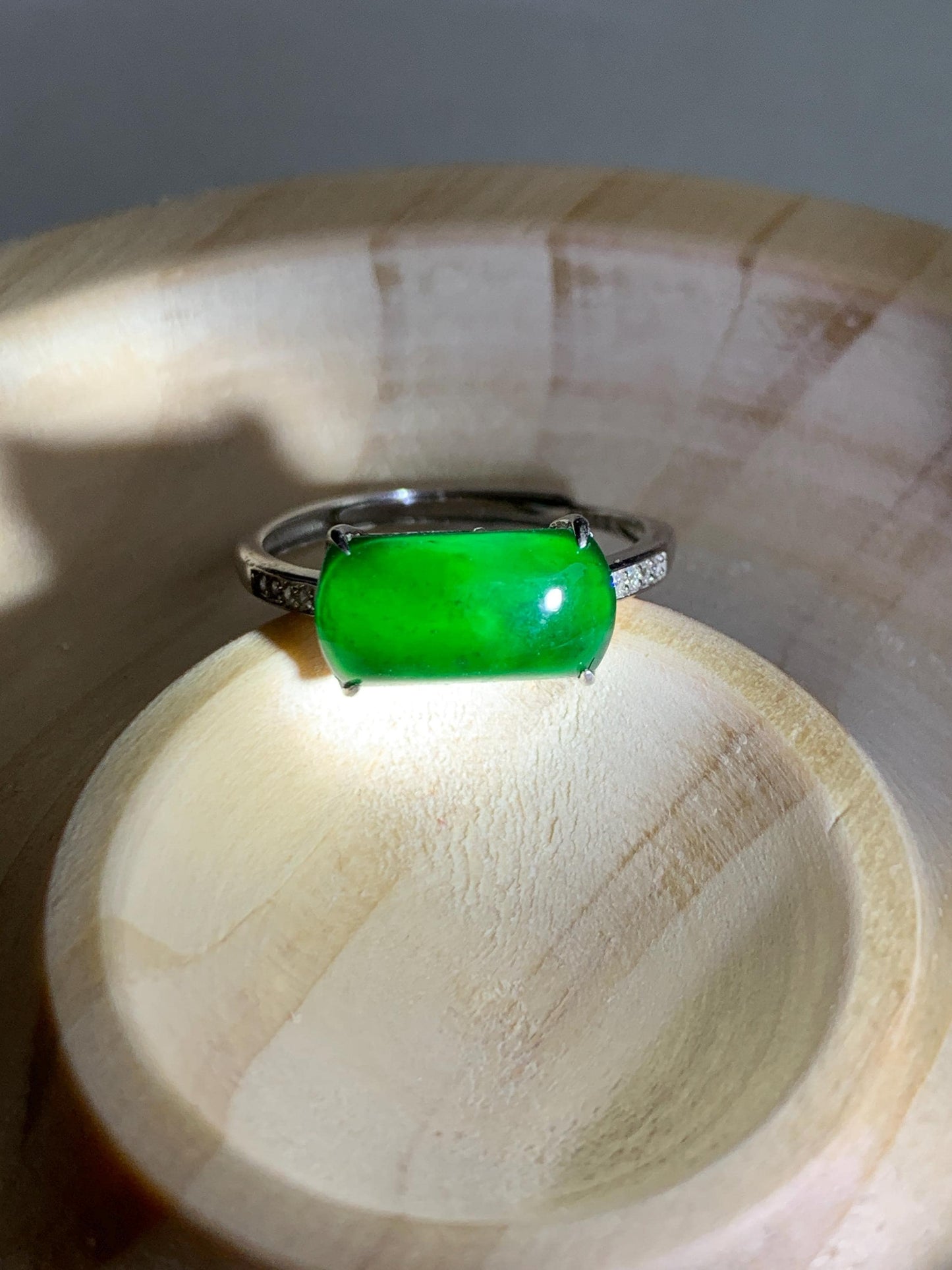 Natural Grade A Guatemalan Icy Translucent Vibrant Green Jadeite Saddle Ring Sterling Silver Size Adjustable 天然冰危绿翡翠马鞍银镶戒指 WMA135C