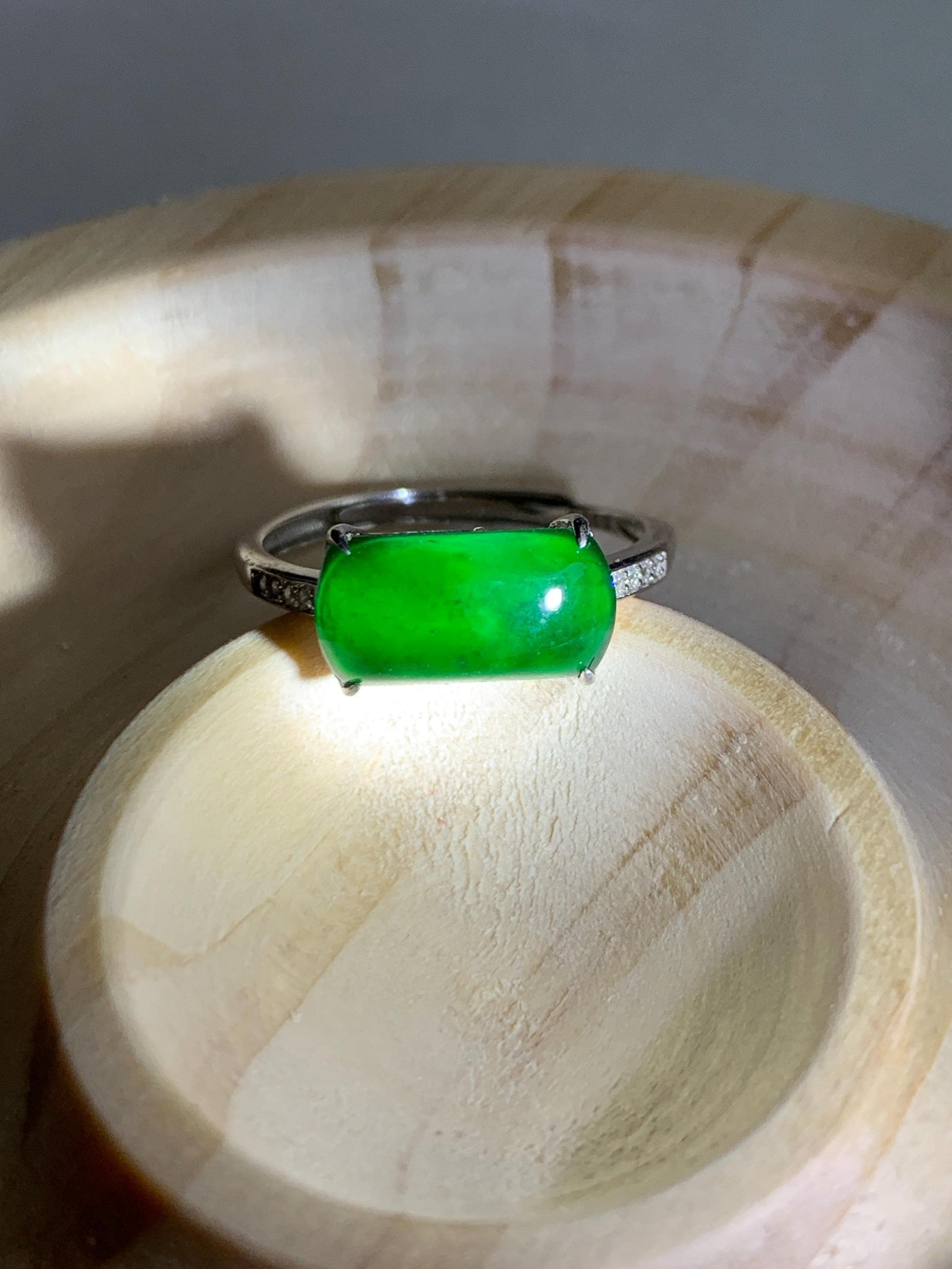 Natural Grade A Guatemalan Icy Translucent Vibrant Green Jadeite Saddle Ring Sterling Silver Size Adjustable 天然冰危绿翡翠马鞍银镶戒指 WMA135C