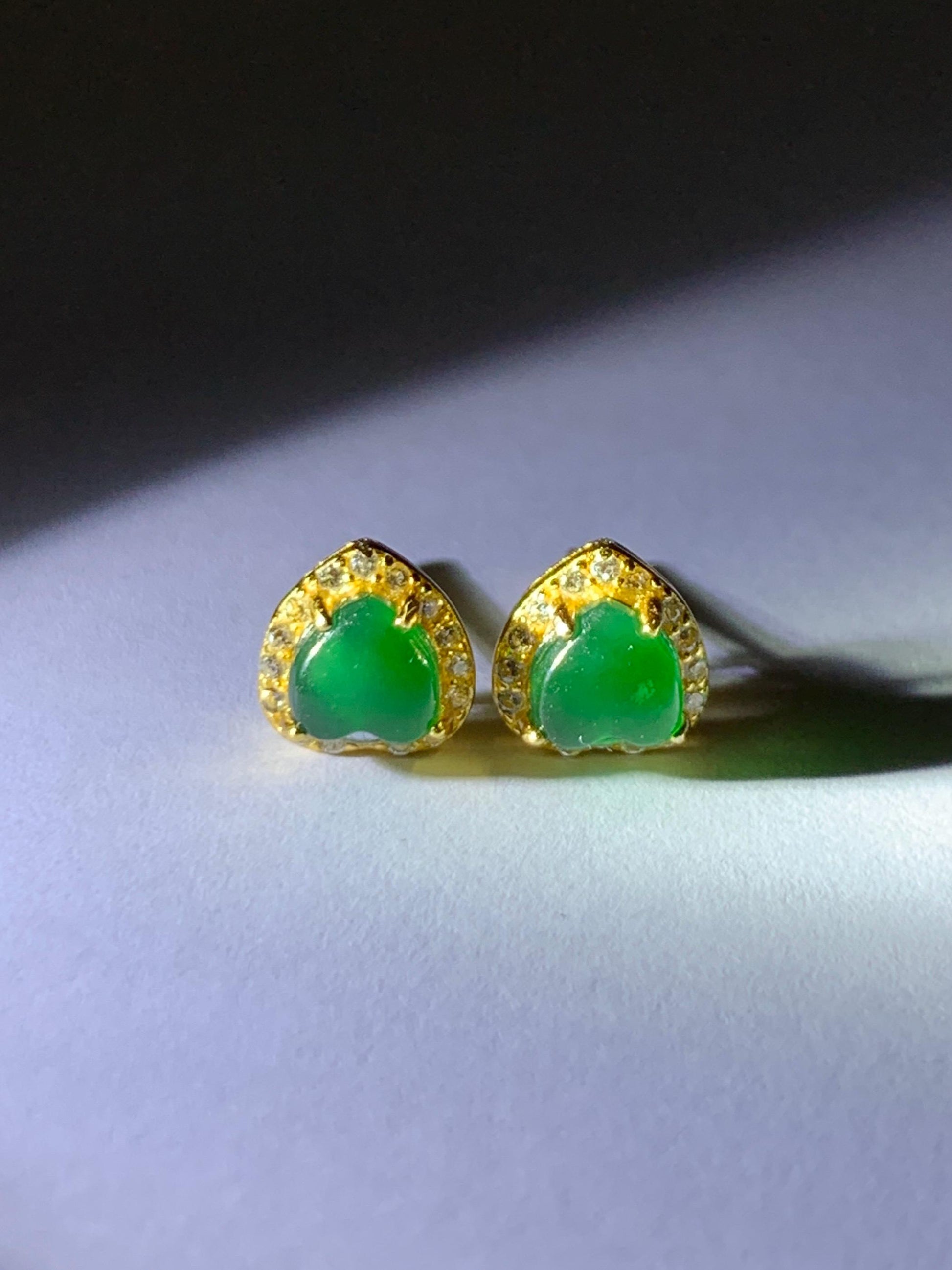 Natural Grade A Guatemalan Icy Translucent Vibrant Green Jade Jadeite Heart Halo Stud Earrings Sterling Silver 天然冰危绿翡翠爱心银耳钉 AXD66