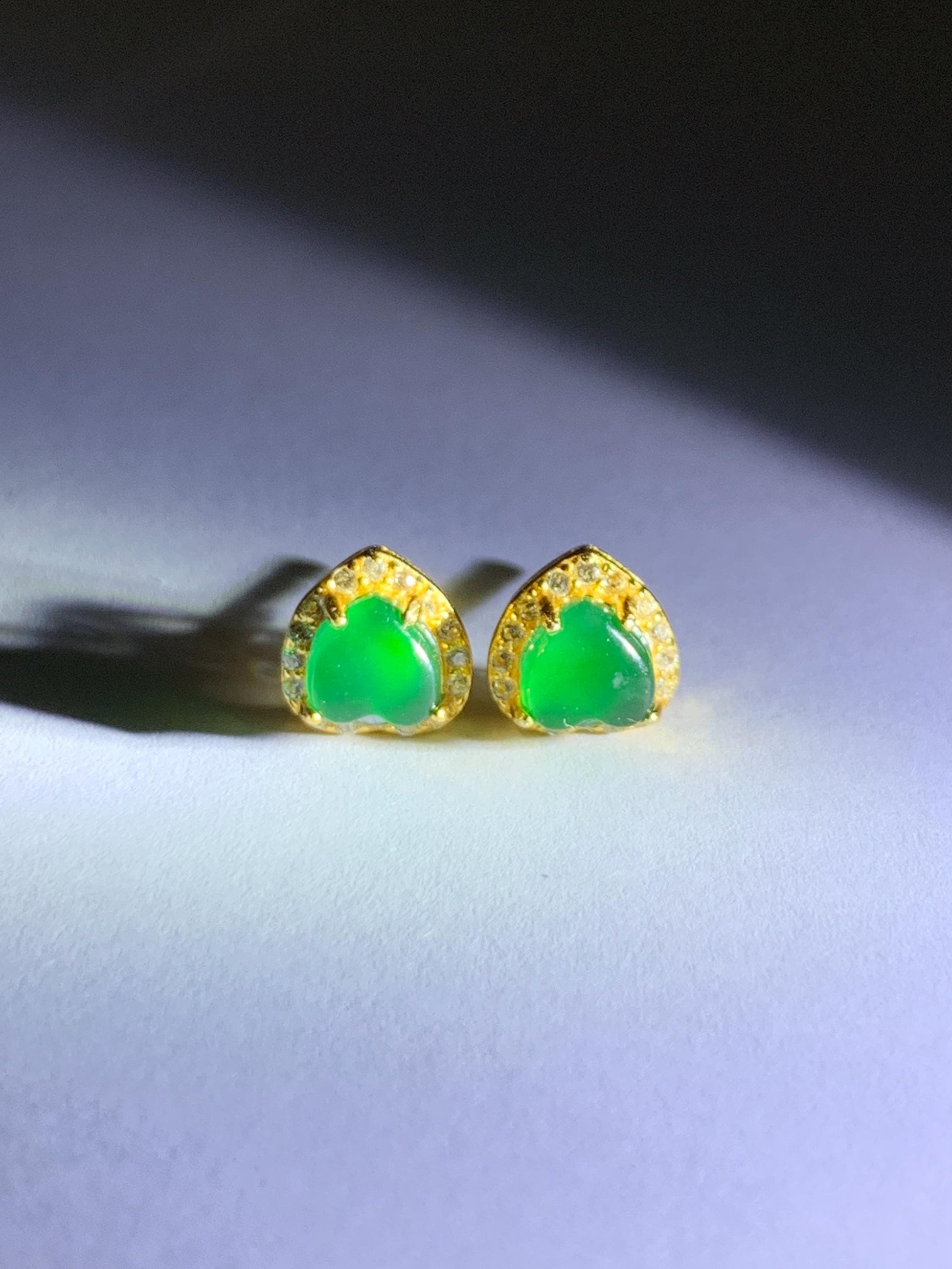 Natural Grade A Guatemalan Icy Translucent Vibrant Green Jade Jadeite Heart Halo Stud Earrings Sterling Silver 天然冰危绿翡翠爱心银耳钉 AXD66
