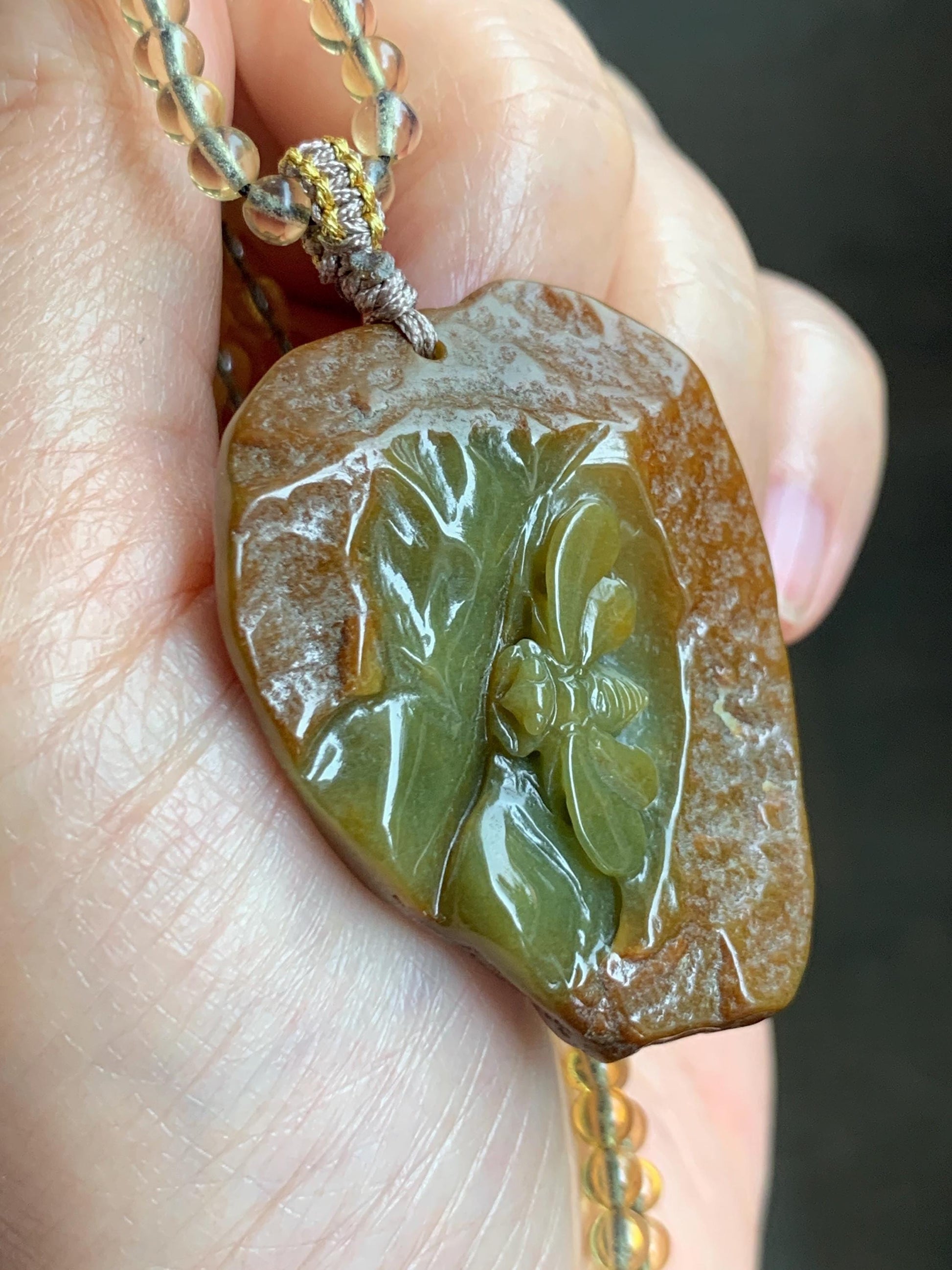 Natural Grade A Guatemalan Dark Yellow Jade Jadeite w/ Rind Carved Honey Bee Pendant Beaded Necklace 22” 24g 天然冰危黄翡翠皮壳料蜜蜂吊坠蓝珀项链 WPKM110