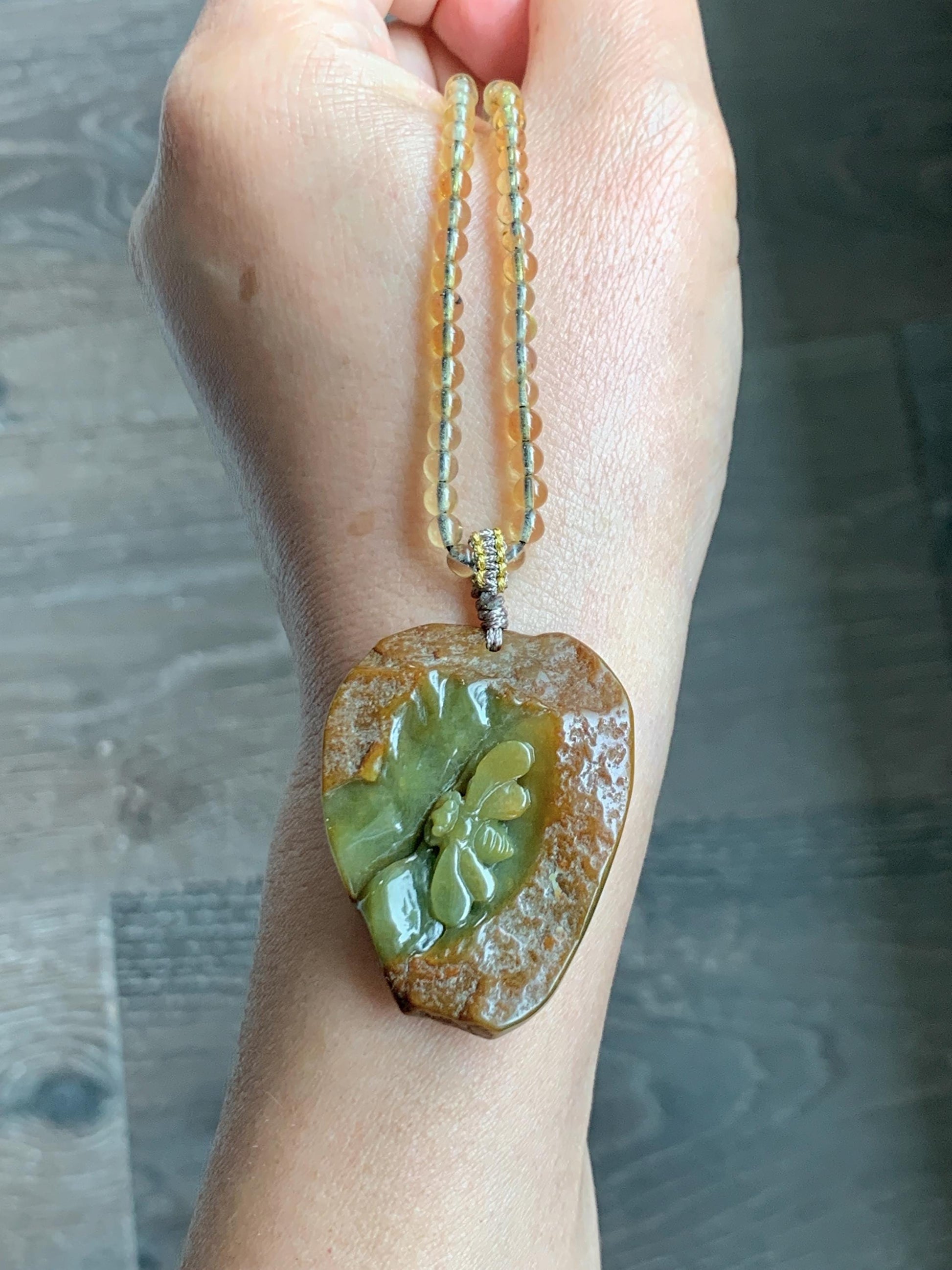 Natural Grade A Guatemalan Dark Yellow Jade Jadeite w/ Rind Carved Honey Bee Pendant Beaded Necklace 22” 24g 天然冰危黄翡翠皮壳料蜜蜂吊坠蓝珀项链 WPKM110