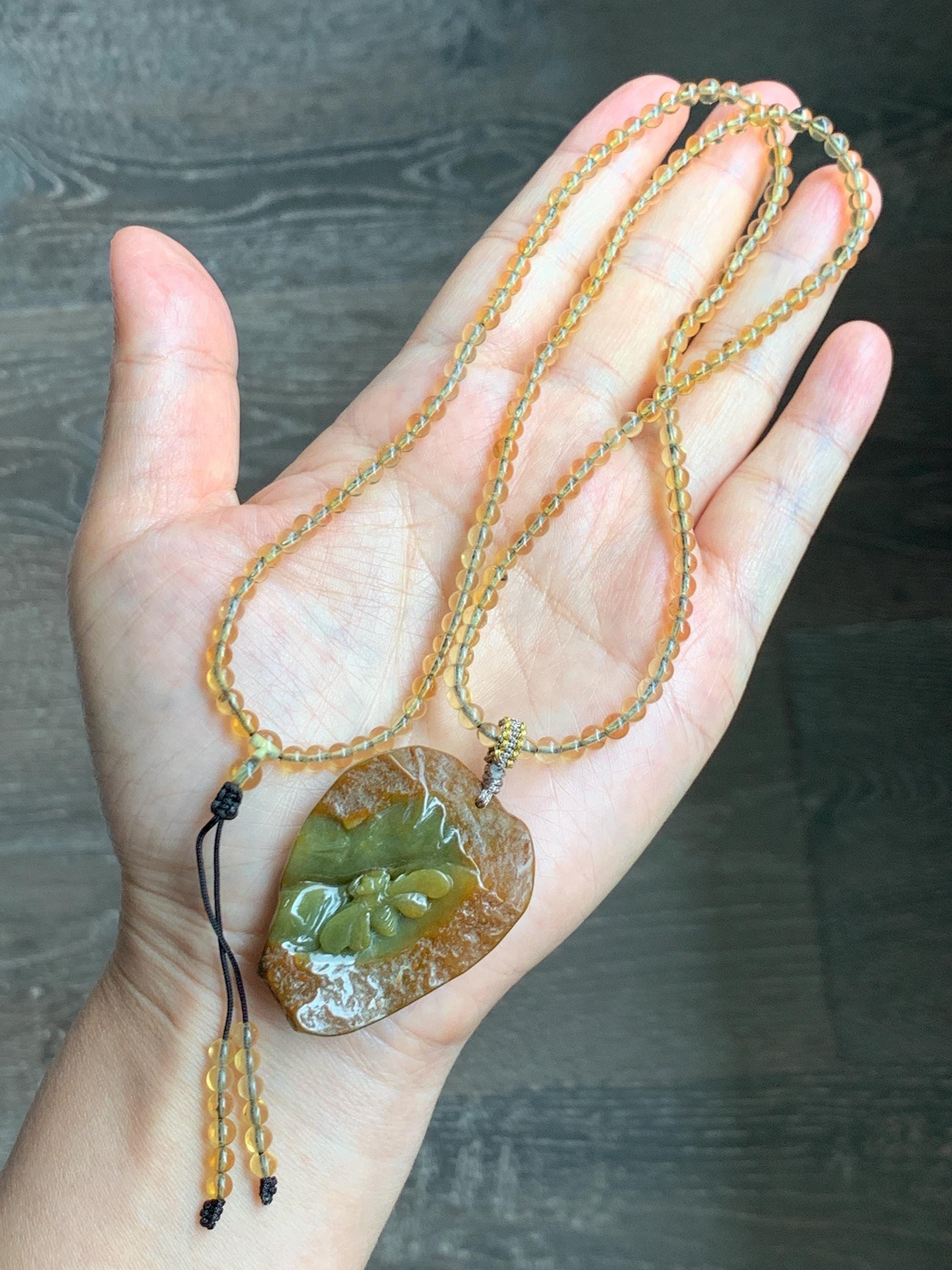 Natural Grade A Guatemalan Dark Yellow Jade Jadeite w/ Rind Carved Honey Bee Pendant Beaded Necklace 22” 24g 天然冰危黄翡翠皮壳料蜜蜂吊坠蓝珀项链 WPKM110