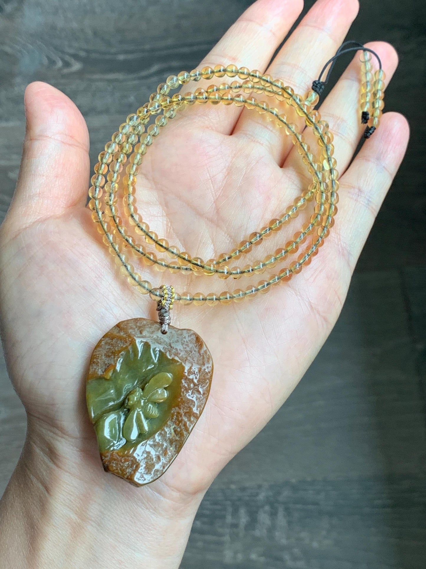 Natural Grade A Guatemalan Dark Yellow Jade Jadeite w/ Rind Carved Honey Bee Pendant Beaded Necklace 22” 24g 天然冰危黄翡翠皮壳料蜜蜂吊坠蓝珀项链 WPKM110