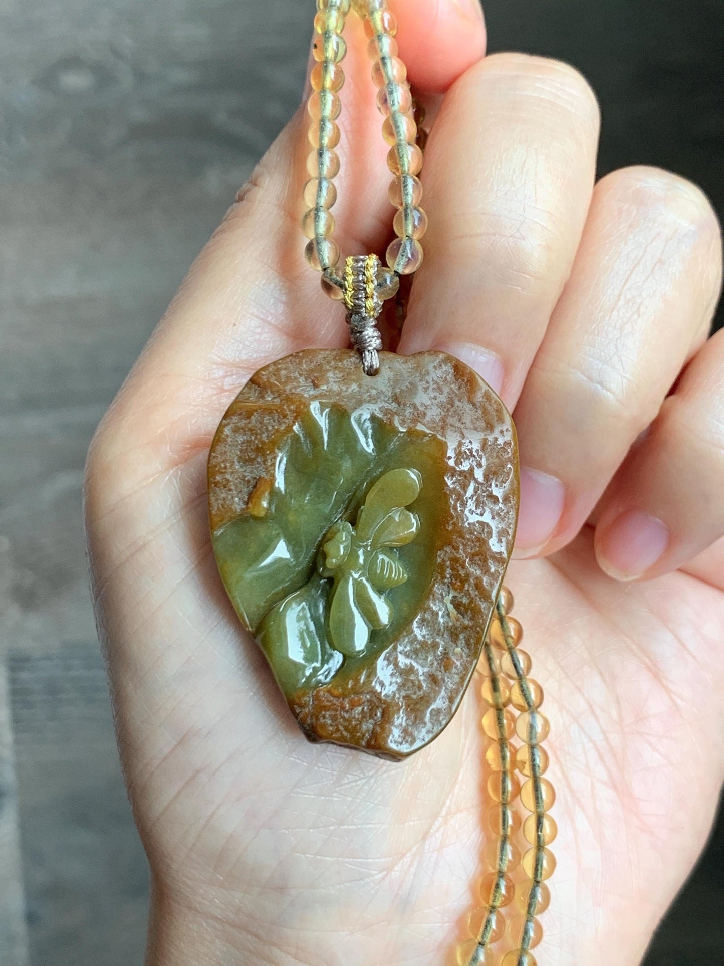 Natural Grade A Guatemalan Dark Yellow Jade Jadeite w/ Rind Carved Honey Bee Pendant Beaded Necklace 22” 24g 天然冰危黄翡翠皮壳料蜜蜂吊坠蓝珀项链 WPKM110