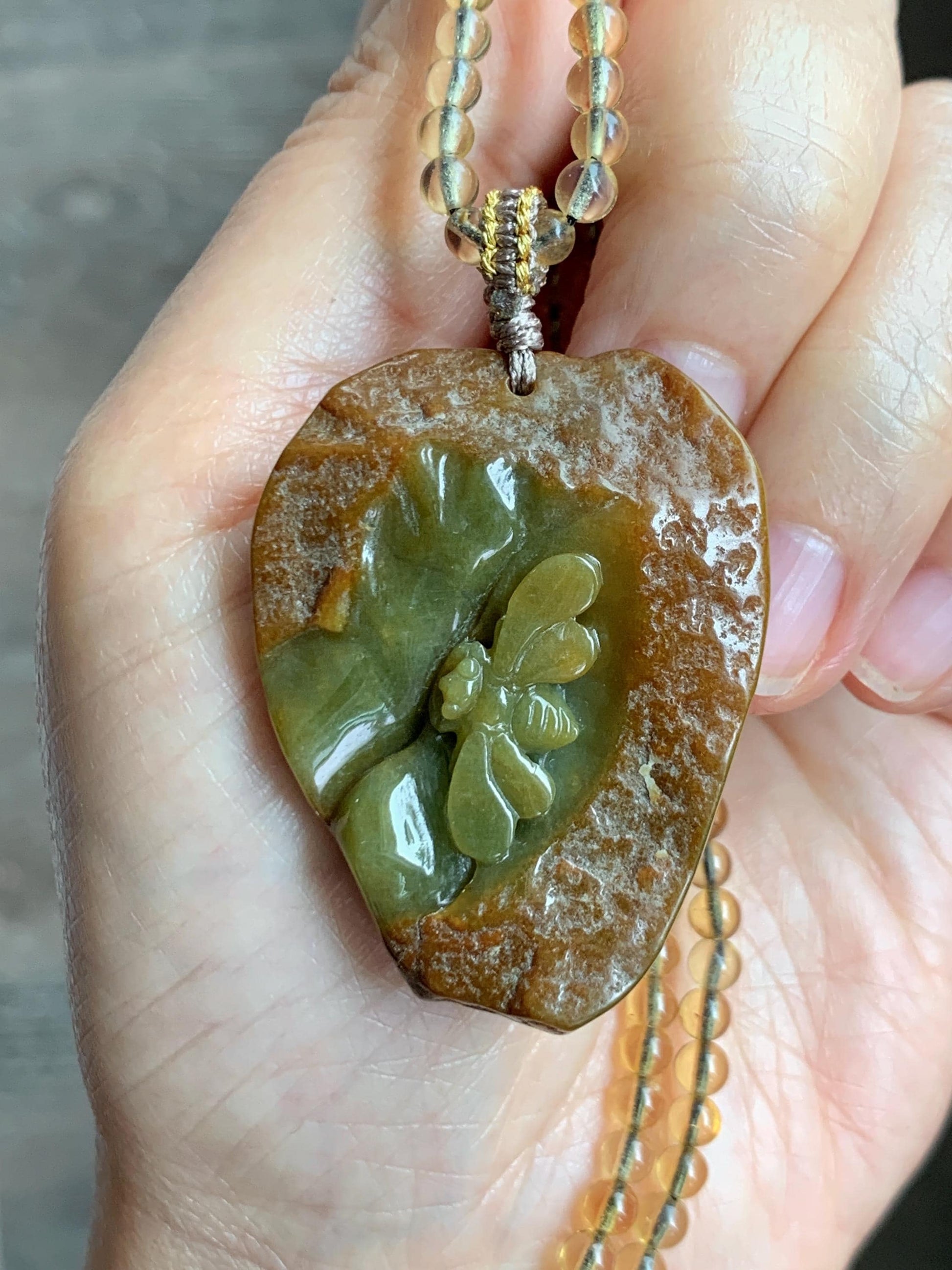 Natural Grade A Guatemalan Dark Yellow Jade Jadeite w/ Rind Carved Honey Bee Pendant Beaded Necklace 22” 24g 天然冰危黄翡翠皮壳料蜜蜂吊坠蓝珀项链 WPKM110