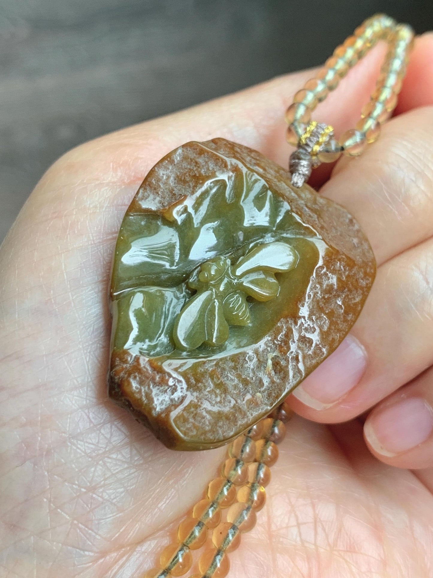 Natural Grade A Guatemalan Dark Yellow Jade Jadeite w/ Rind Carved Honey Bee Pendant Beaded Necklace 22” 24g 天然冰危黄翡翠皮壳料蜜蜂吊坠蓝珀项链 WPKM110