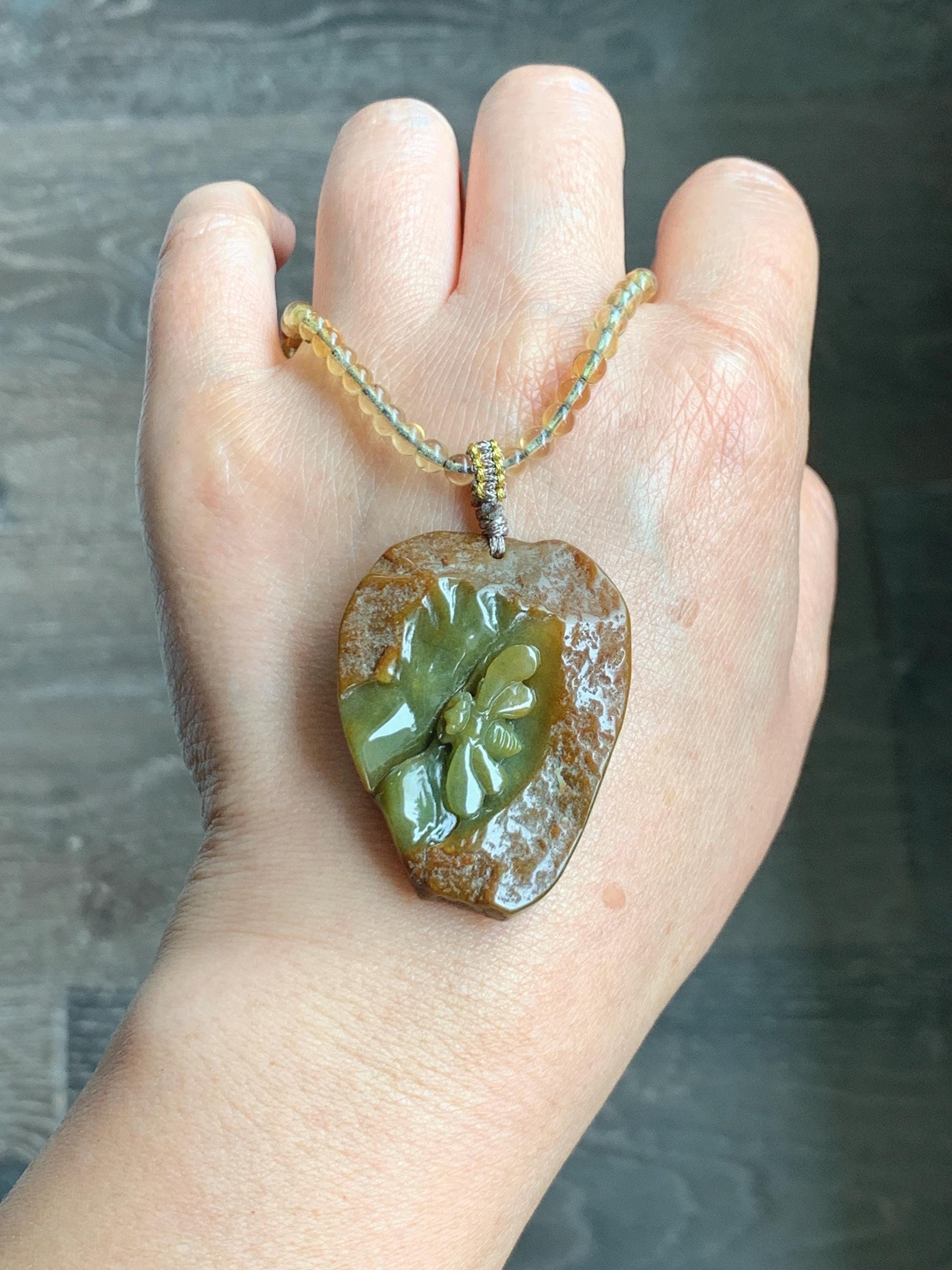 Natural Grade A Guatemalan Dark Yellow Jade Jadeite w/ Rind Carved Honey Bee Pendant Beaded Necklace 22” 24g 天然冰危黄翡翠皮壳料蜜蜂吊坠蓝珀项链 WPKM110