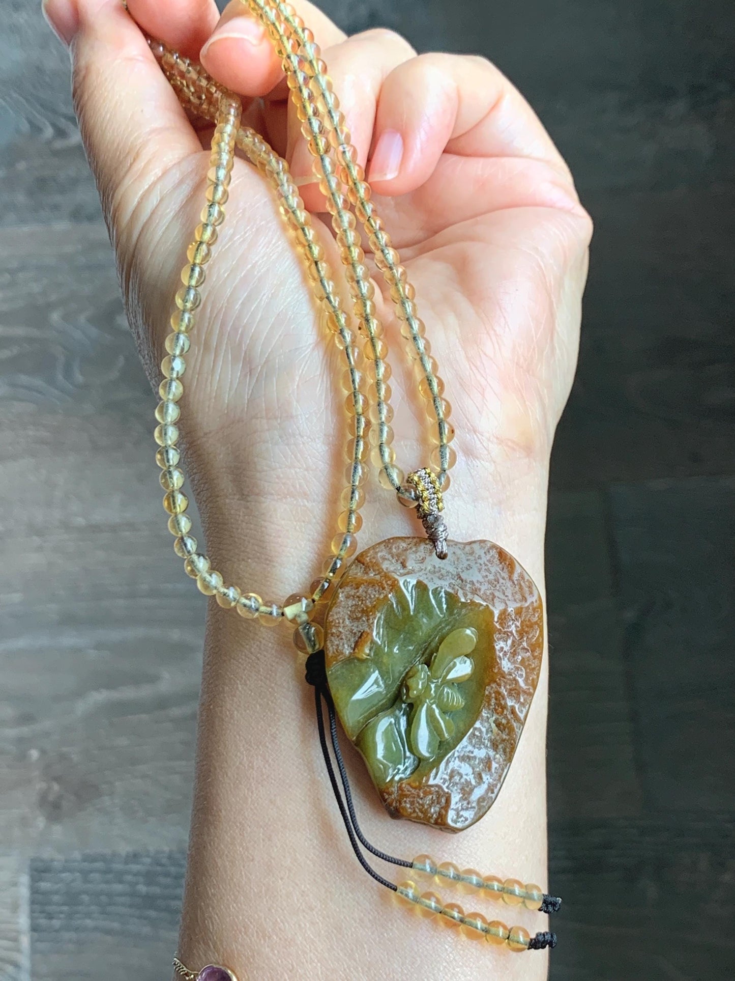Natural Grade A Guatemalan Dark Yellow Jade Jadeite w/ Rind Carved Honey Bee Pendant Beaded Necklace 22” 24g 天然冰危黄翡翠皮壳料蜜蜂吊坠蓝珀项链 WPKM110