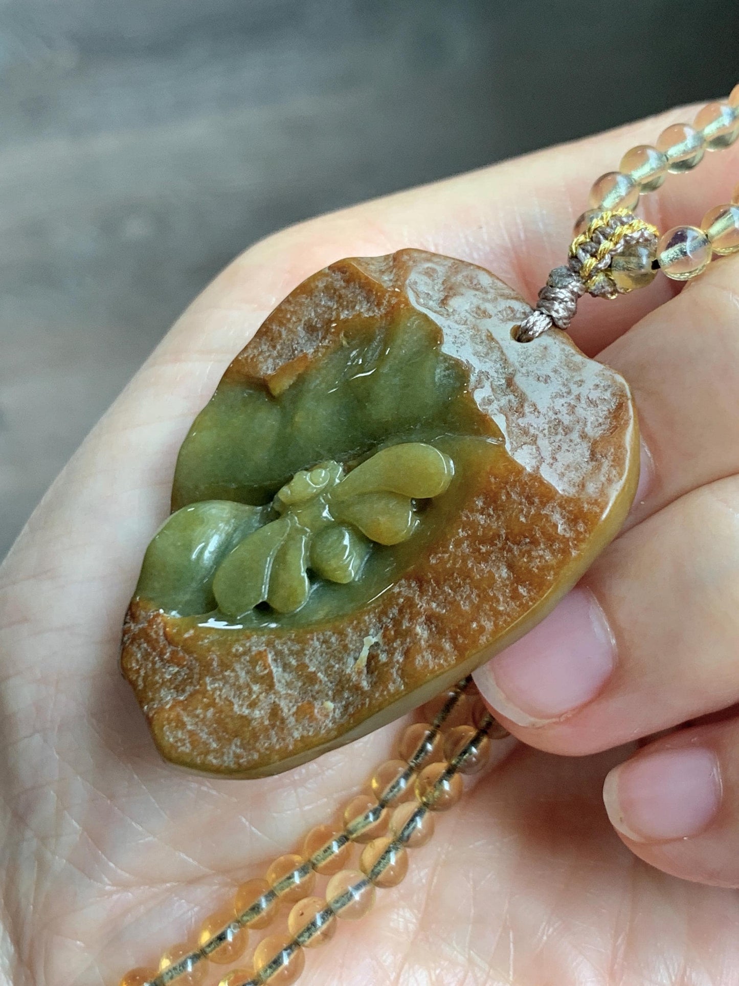 Natural Grade A Guatemalan Dark Yellow Jade Jadeite w/ Rind Carved Honey Bee Pendant Beaded Necklace 22” 24g 天然冰危黄翡翠皮壳料蜜蜂吊坠蓝珀项链 WPKM110